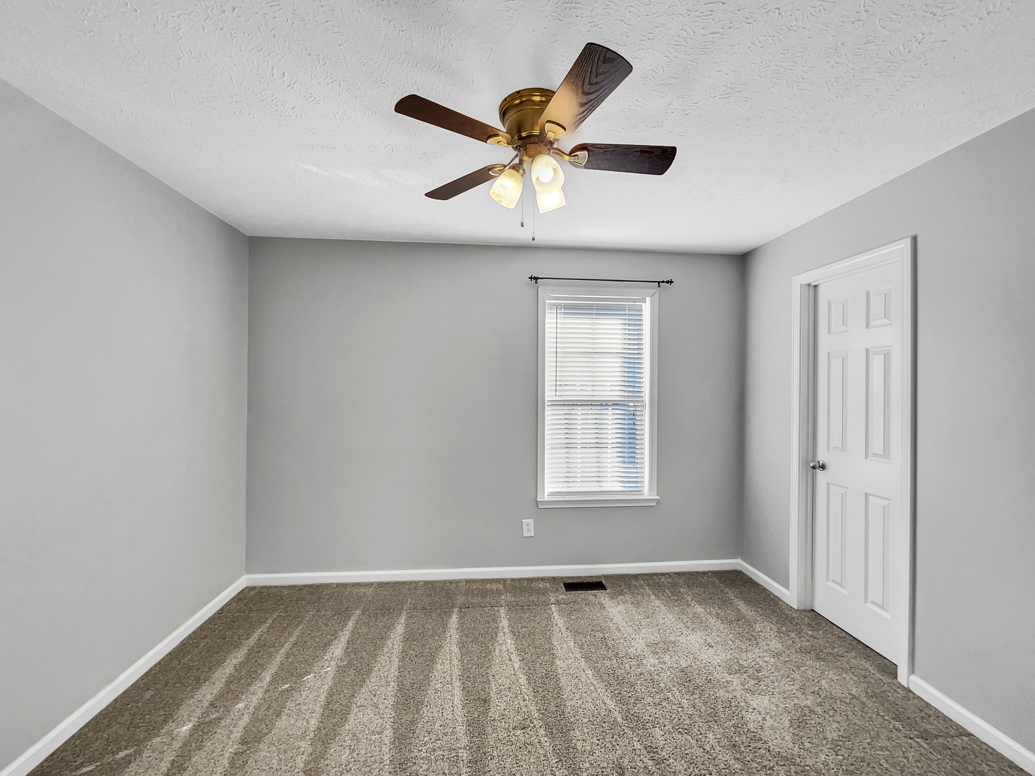 112 Whispering Water Ct Property Photo 5