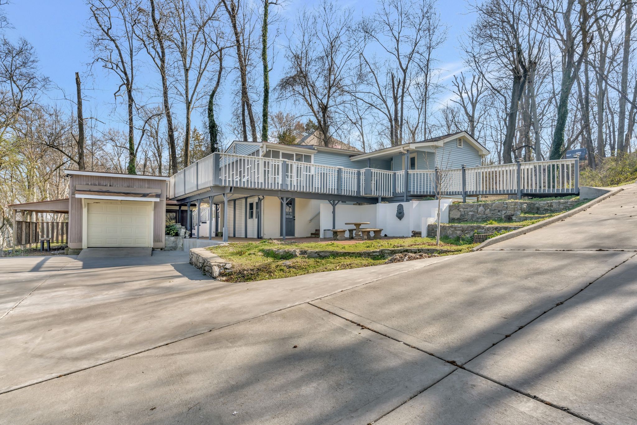 645 Lakeview Cir Property Photo 2