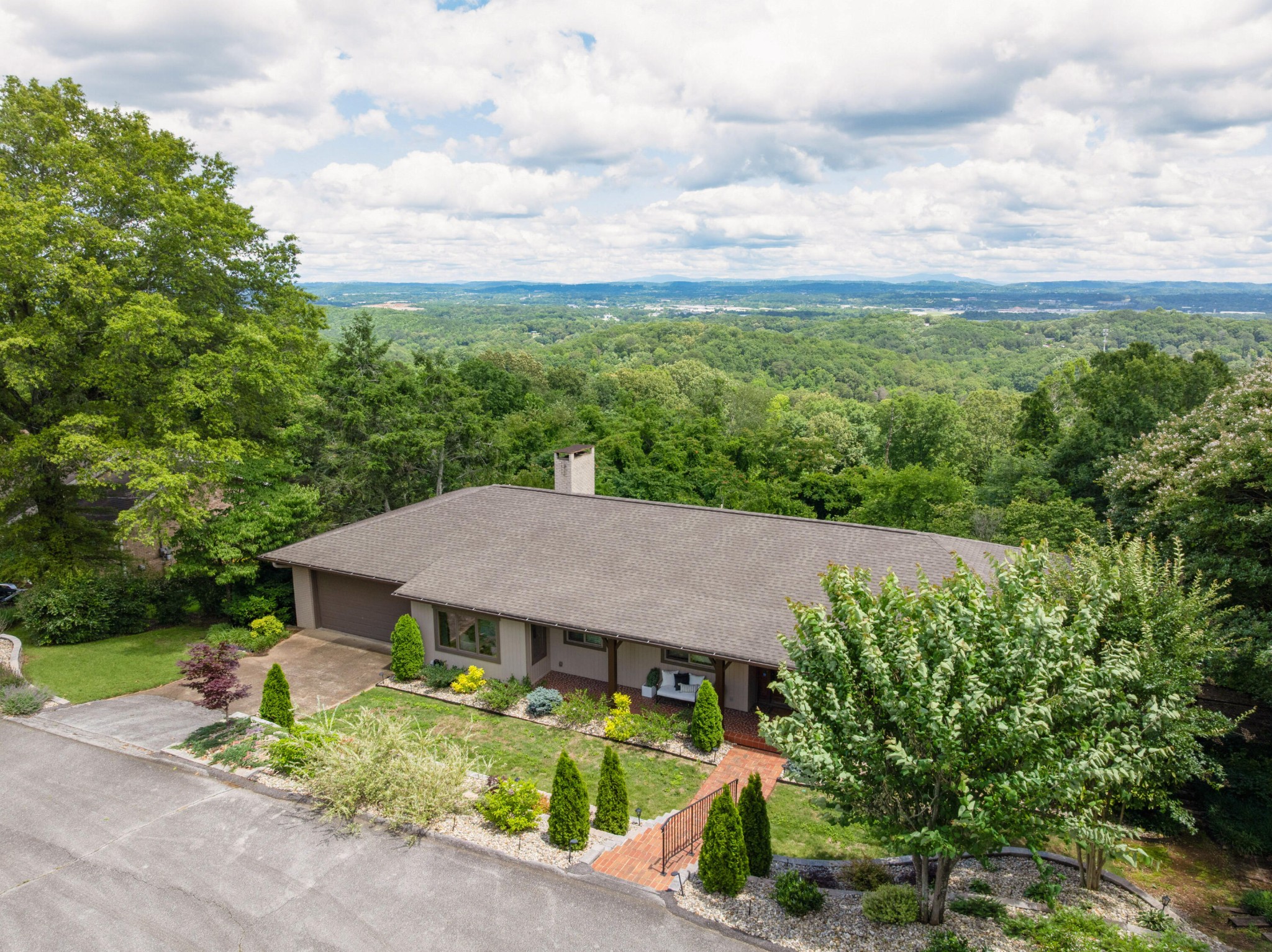 540 N Crest Court Property Photo 2