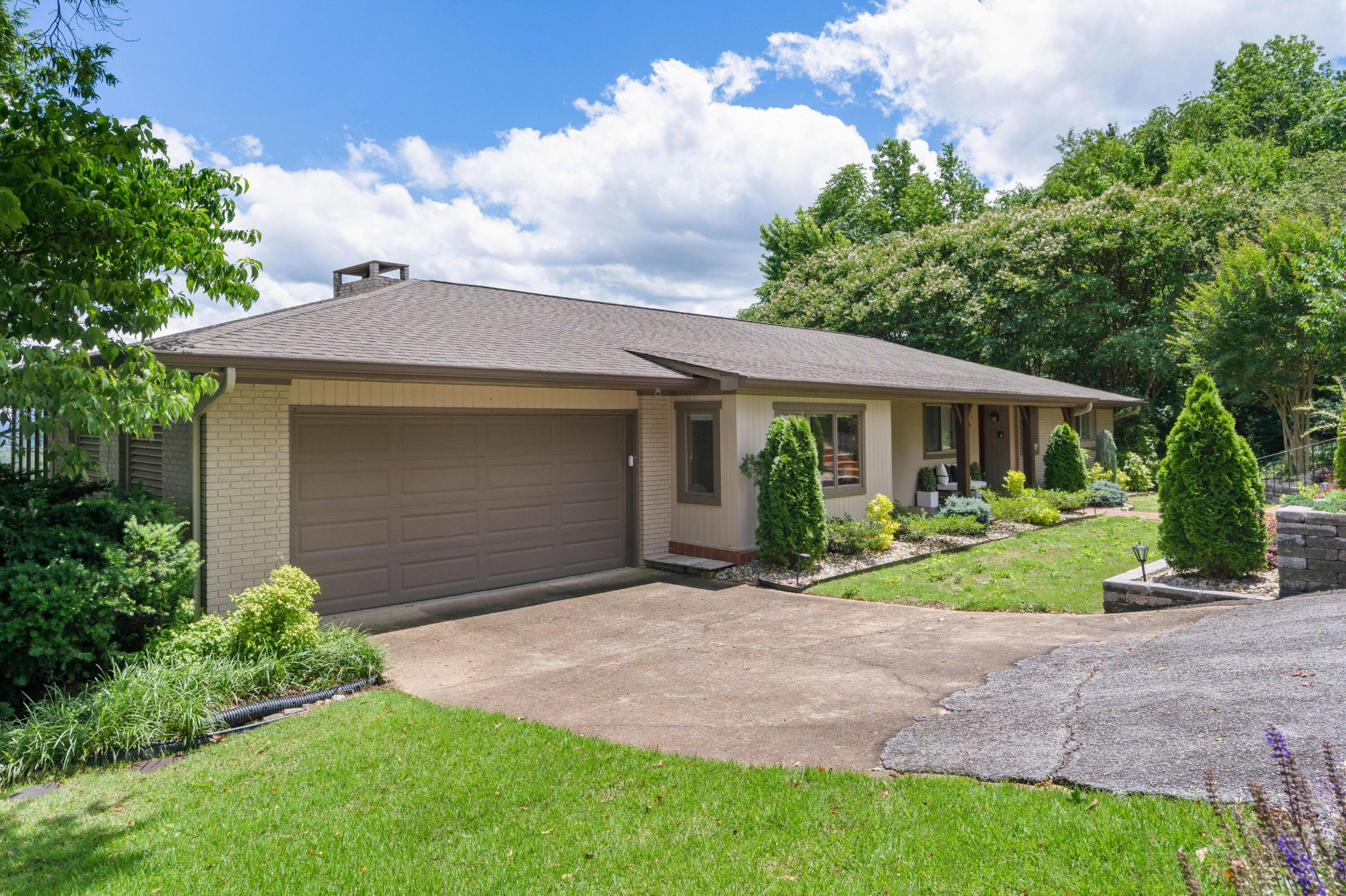 540 N Crest Court Property Photo 6