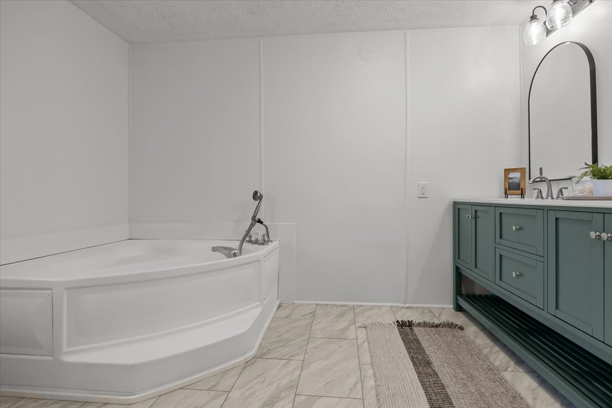 1368 Collins Rd Property Photo 21
