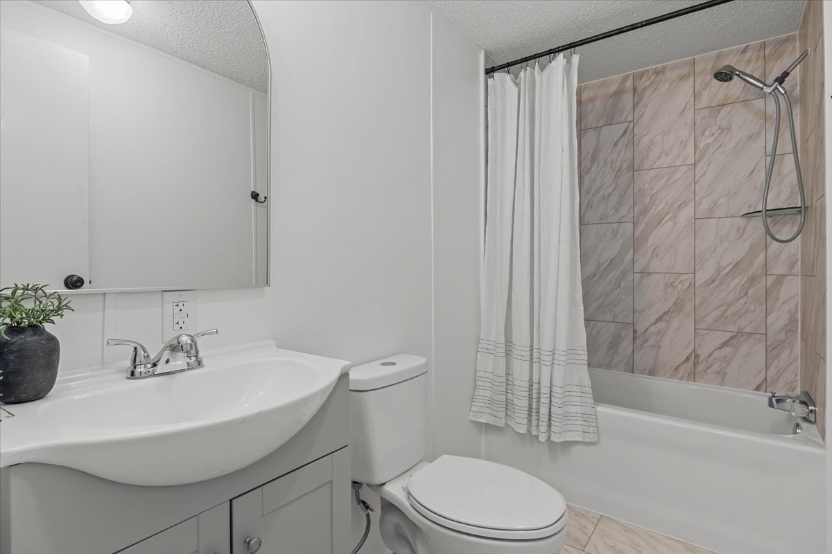 1368 Collins Rd Property Photo 24