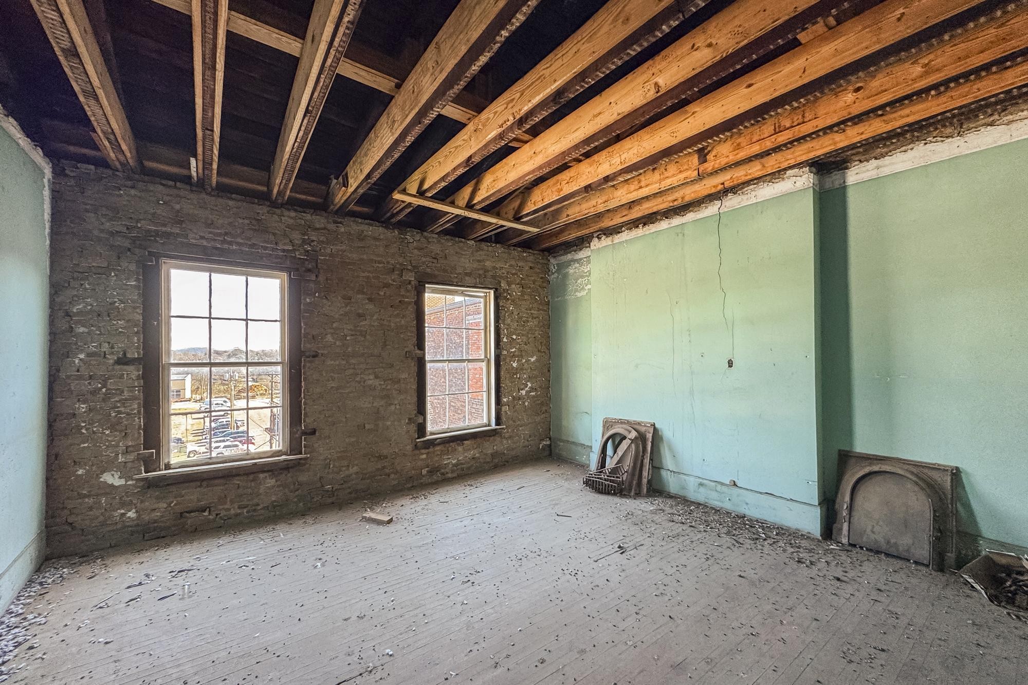 706 N Main St Property Photo 38
