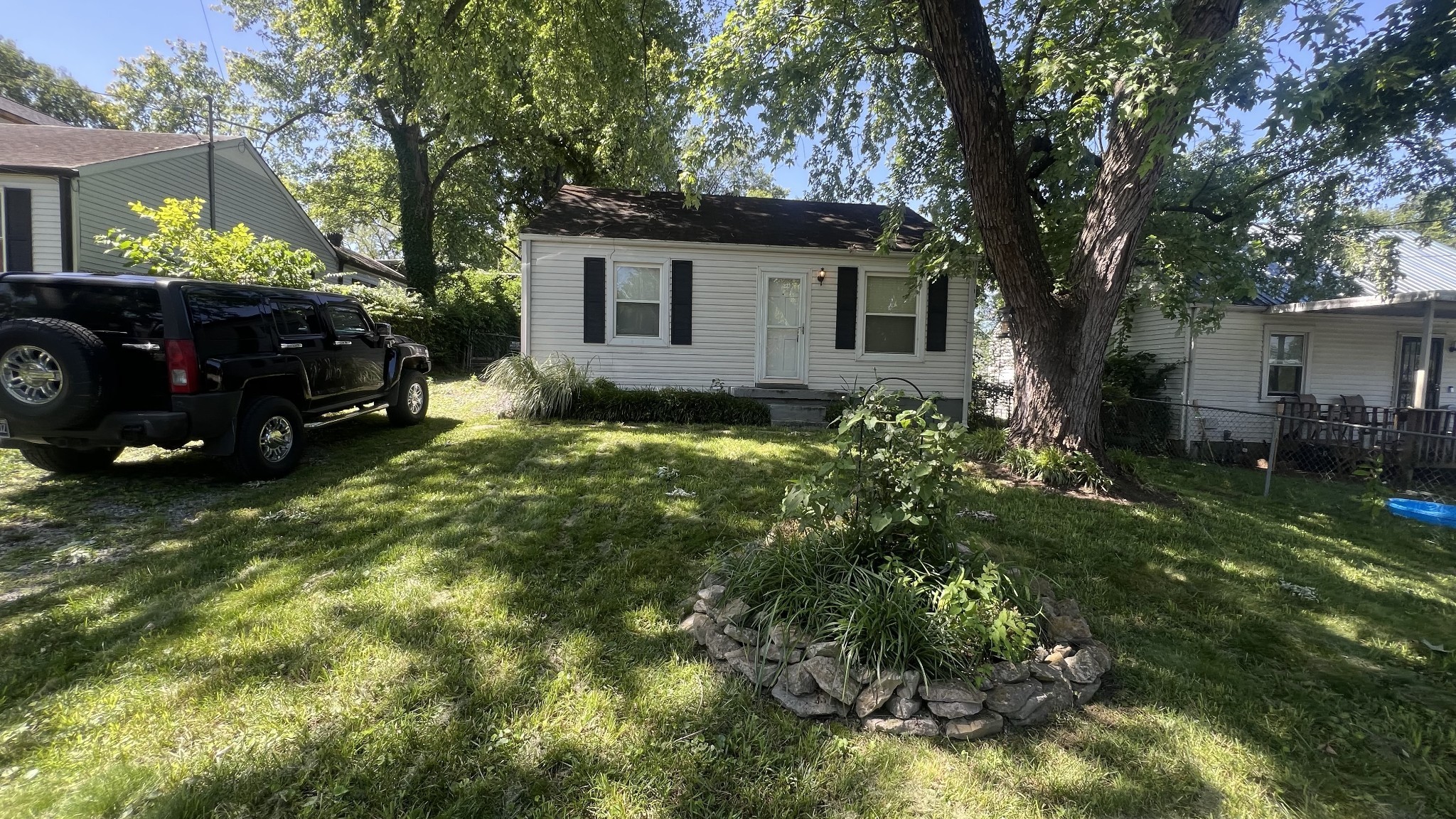 196 Queen Ave Property Photo 1