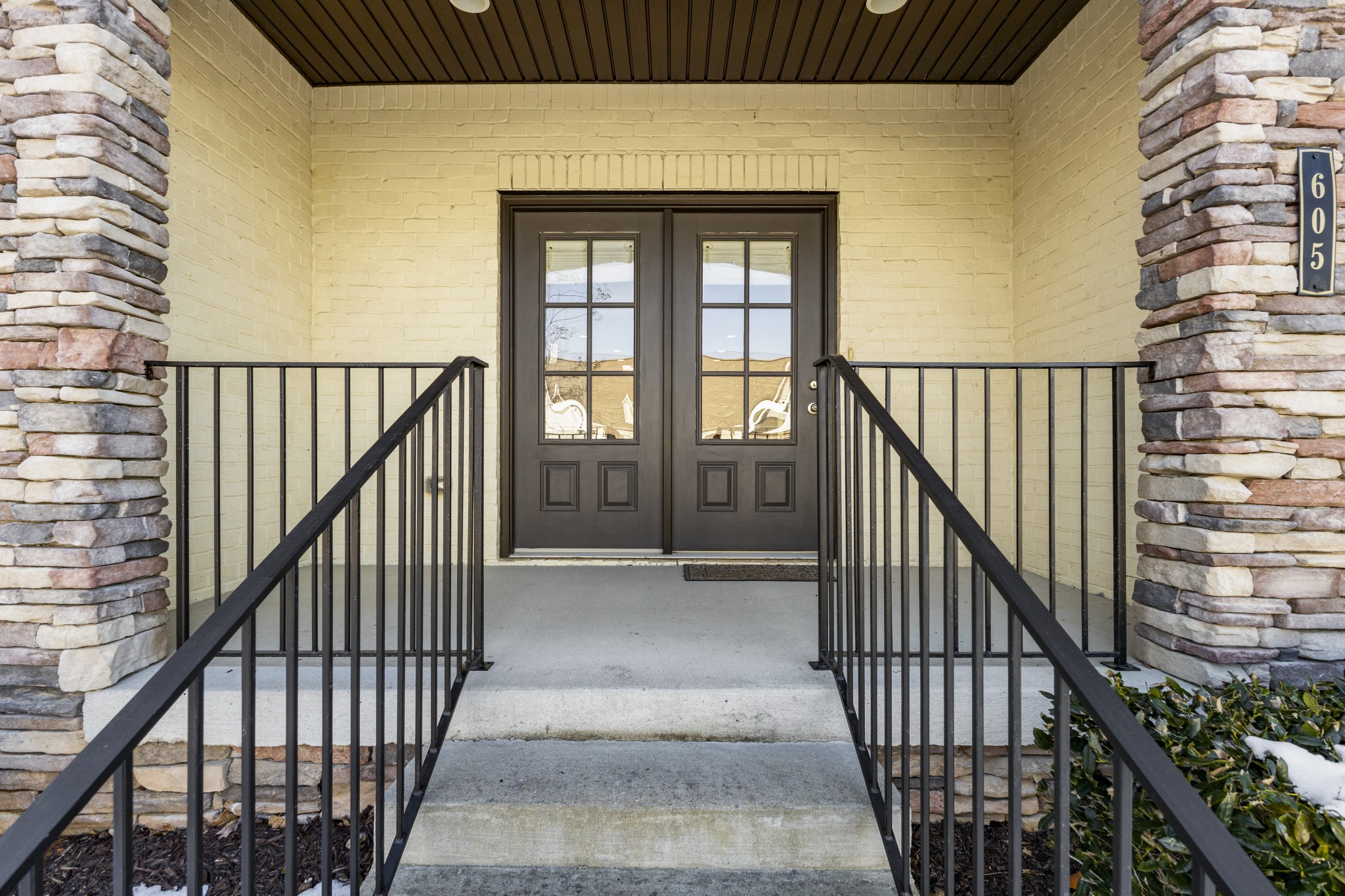 605 Weybridge Dr Property Photo 4