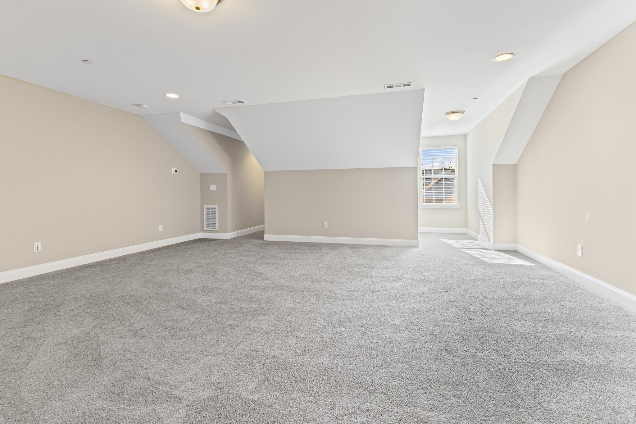 605 Weybridge Dr Property Photo 23
