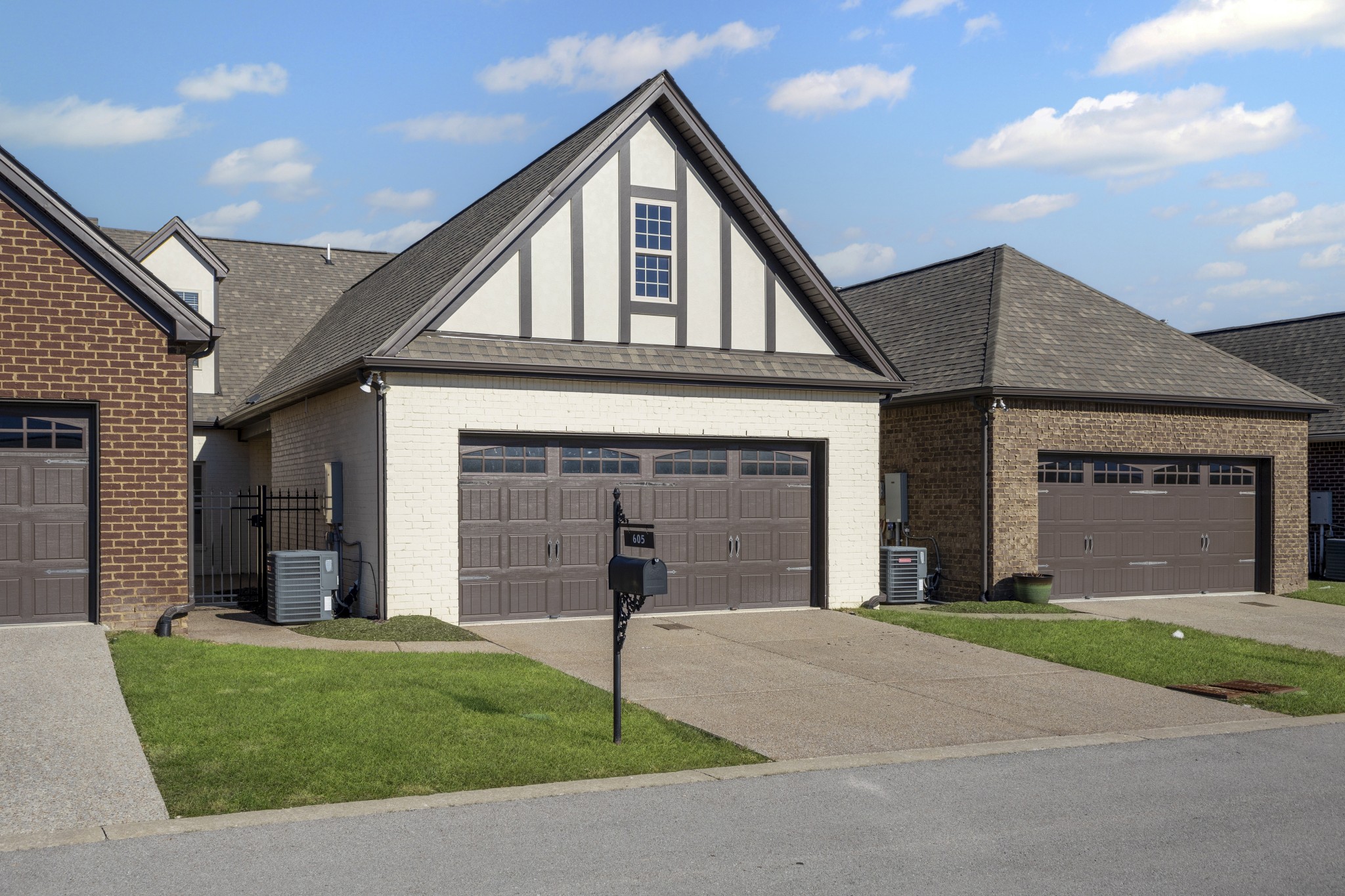 605 Weybridge Dr Property Photo 32