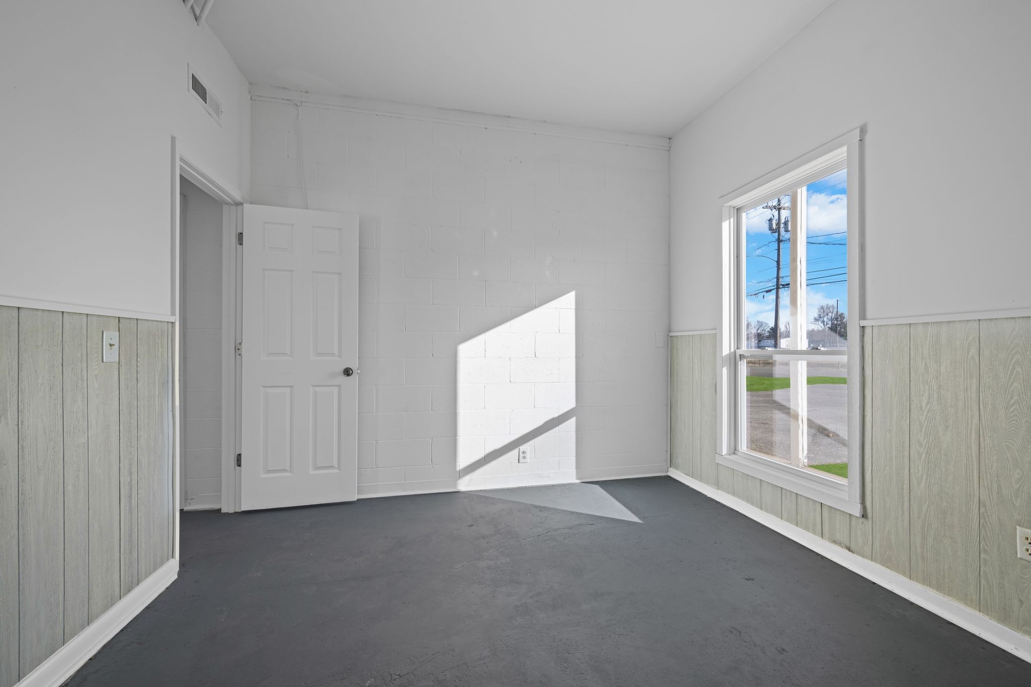105 College Street, E Property Photo 16