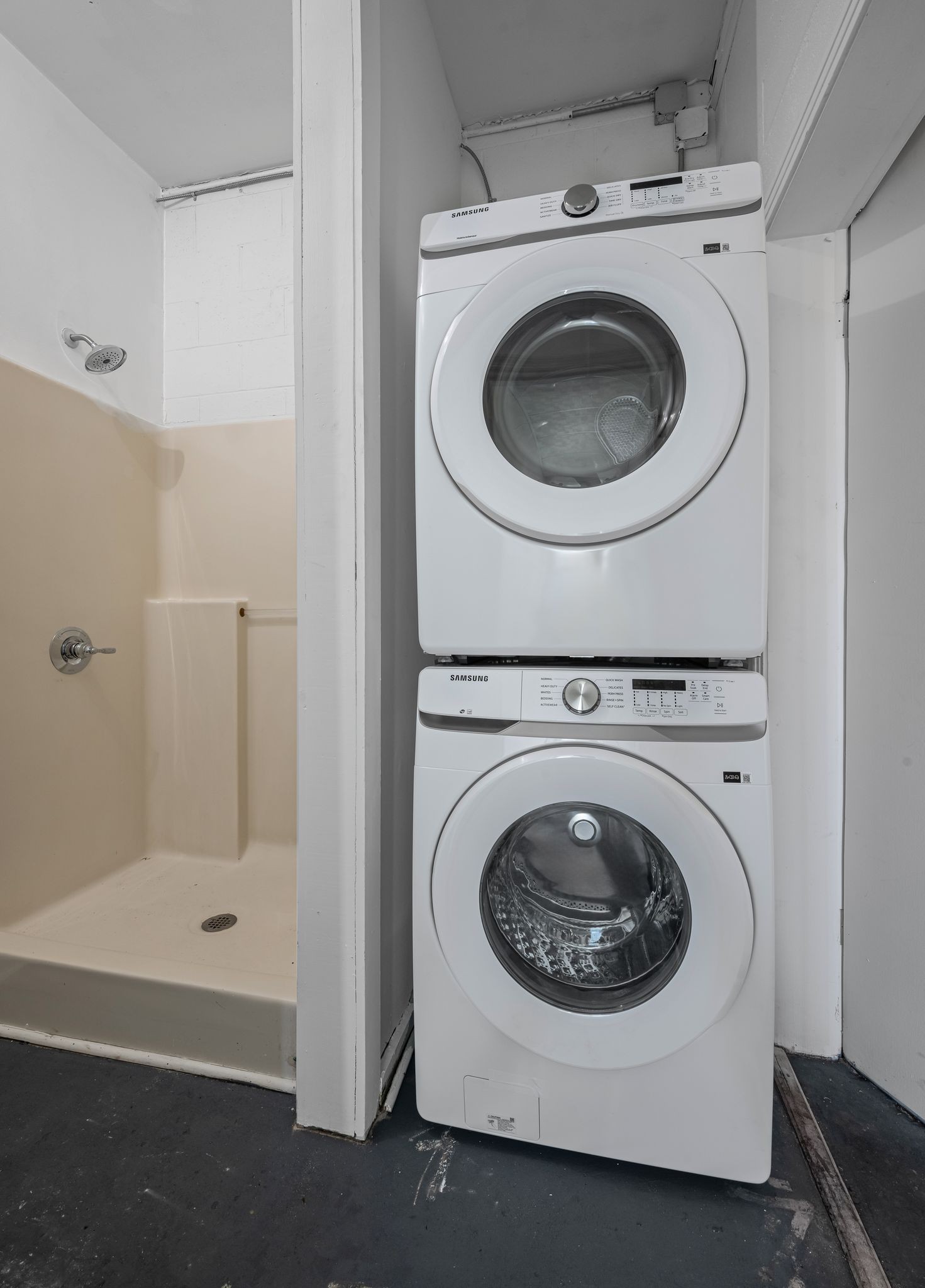 105 College Street, E Property Photo 23