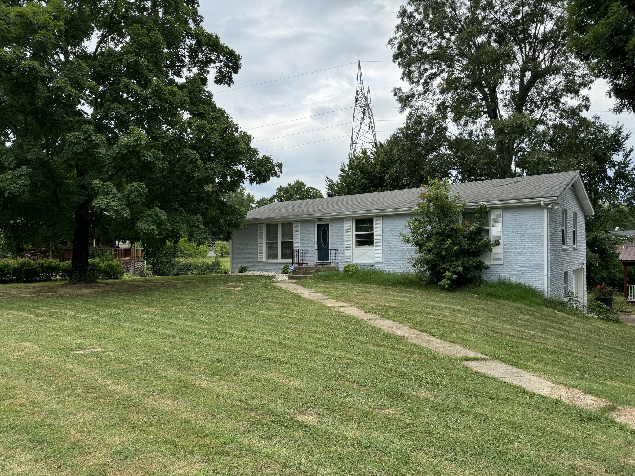 136 Kingswood Dr Property Photo 3