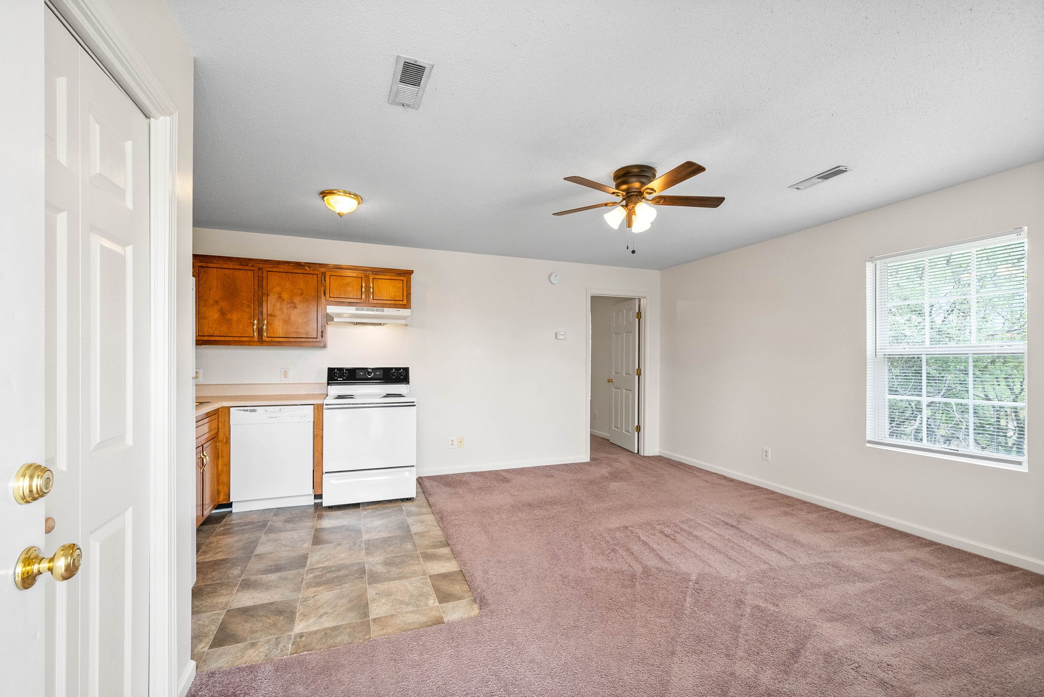 3244 Tower Dr Property Photo 4