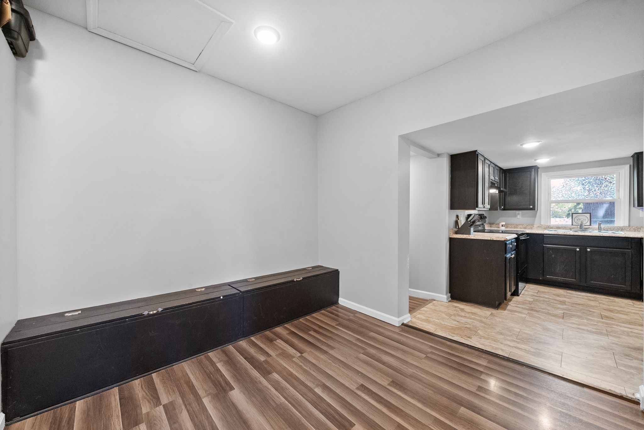 331 Glenn St Property Photo 4