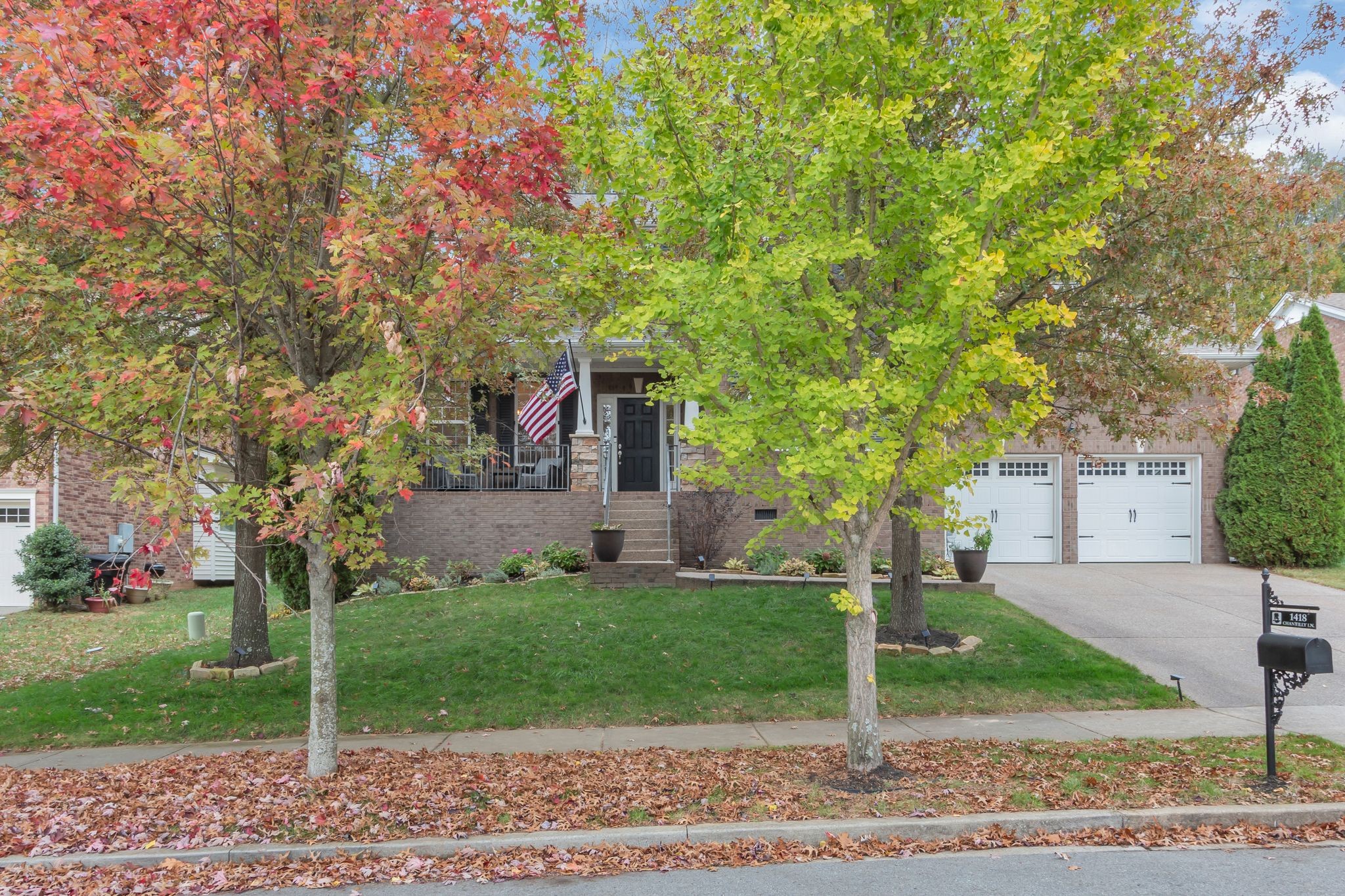 1418 Chantilly Ln Property Photo 2