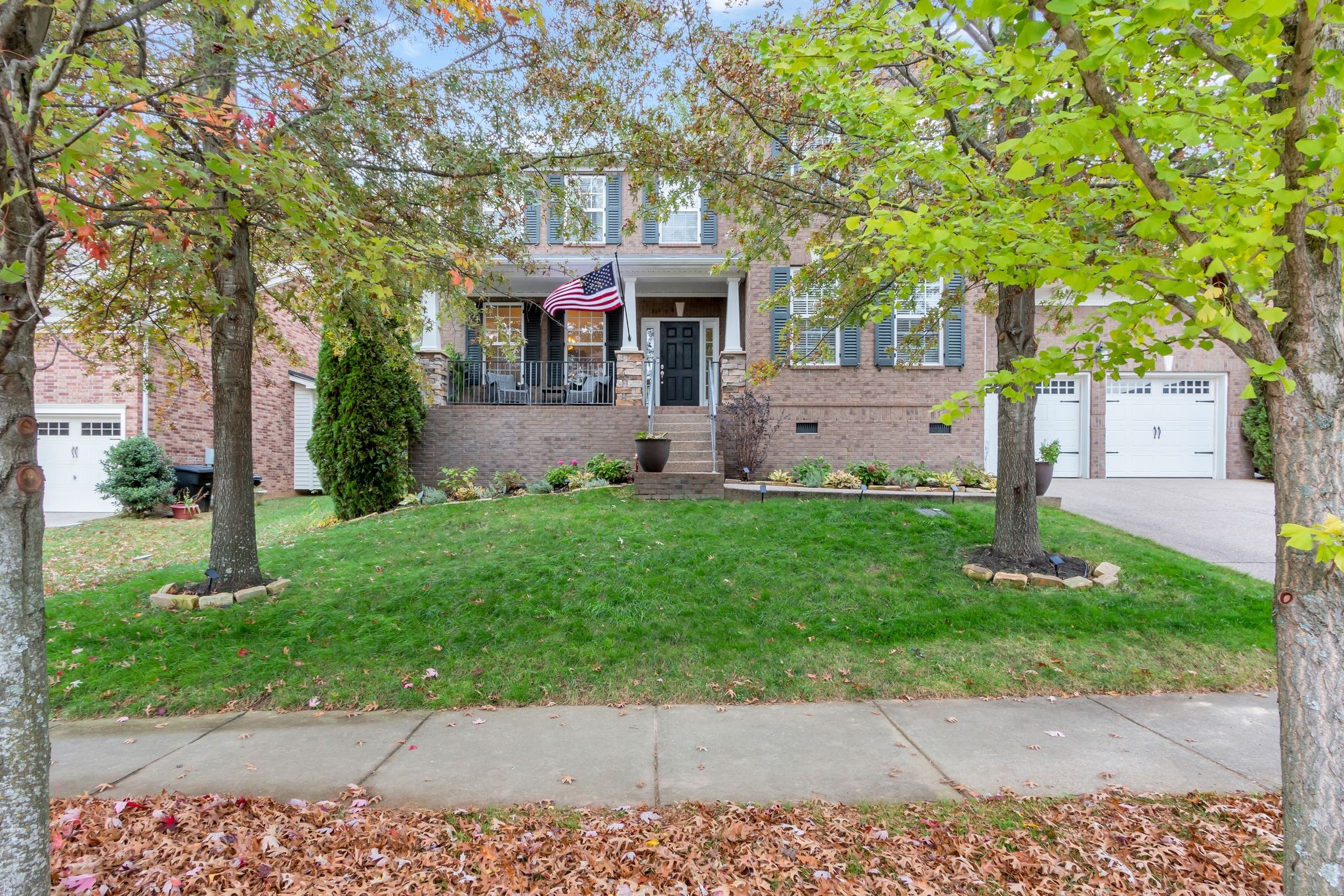 1418 Chantilly Ln Property Photo 3