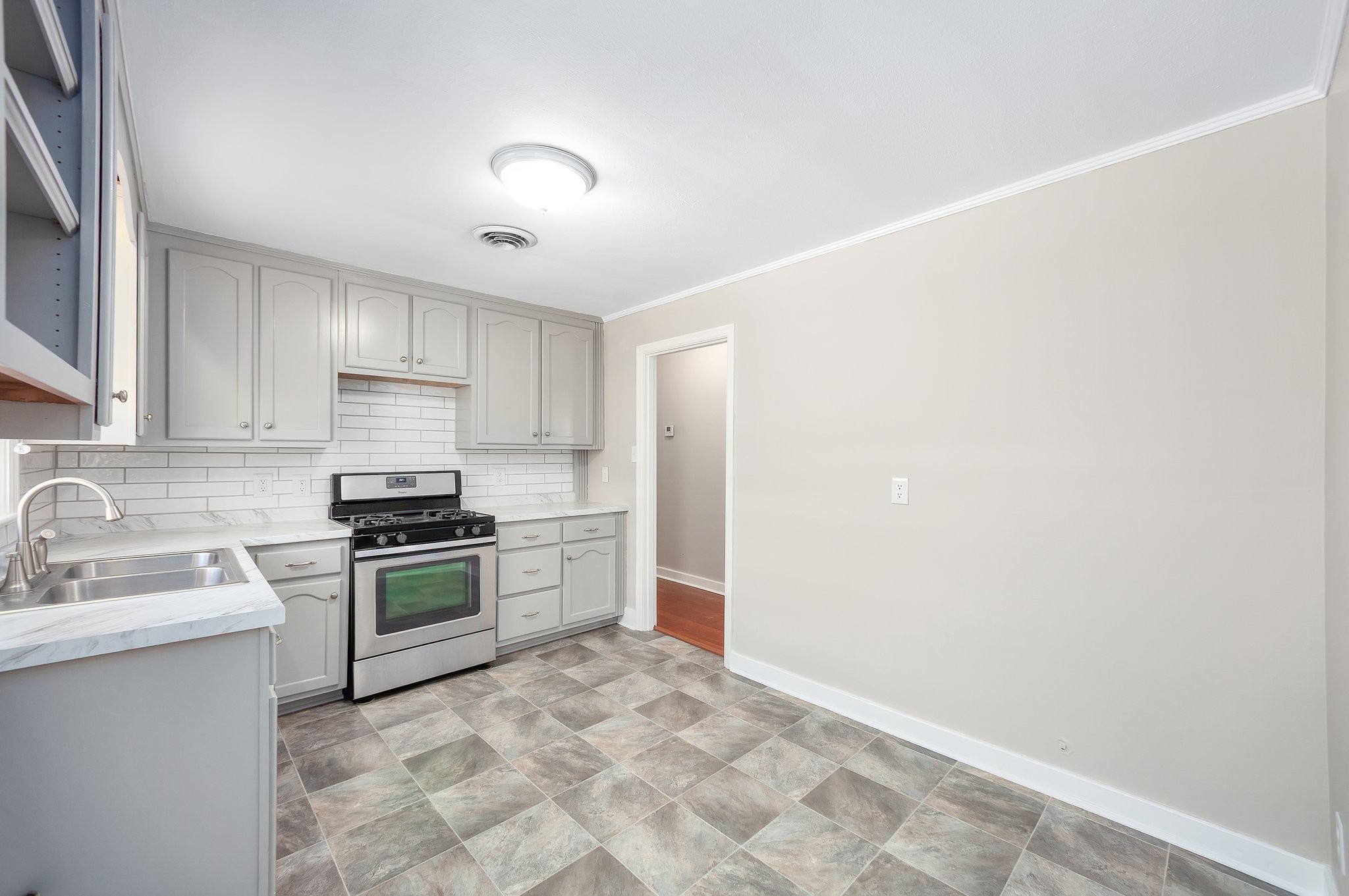 570 Westmoreland Pl Property Photo 18