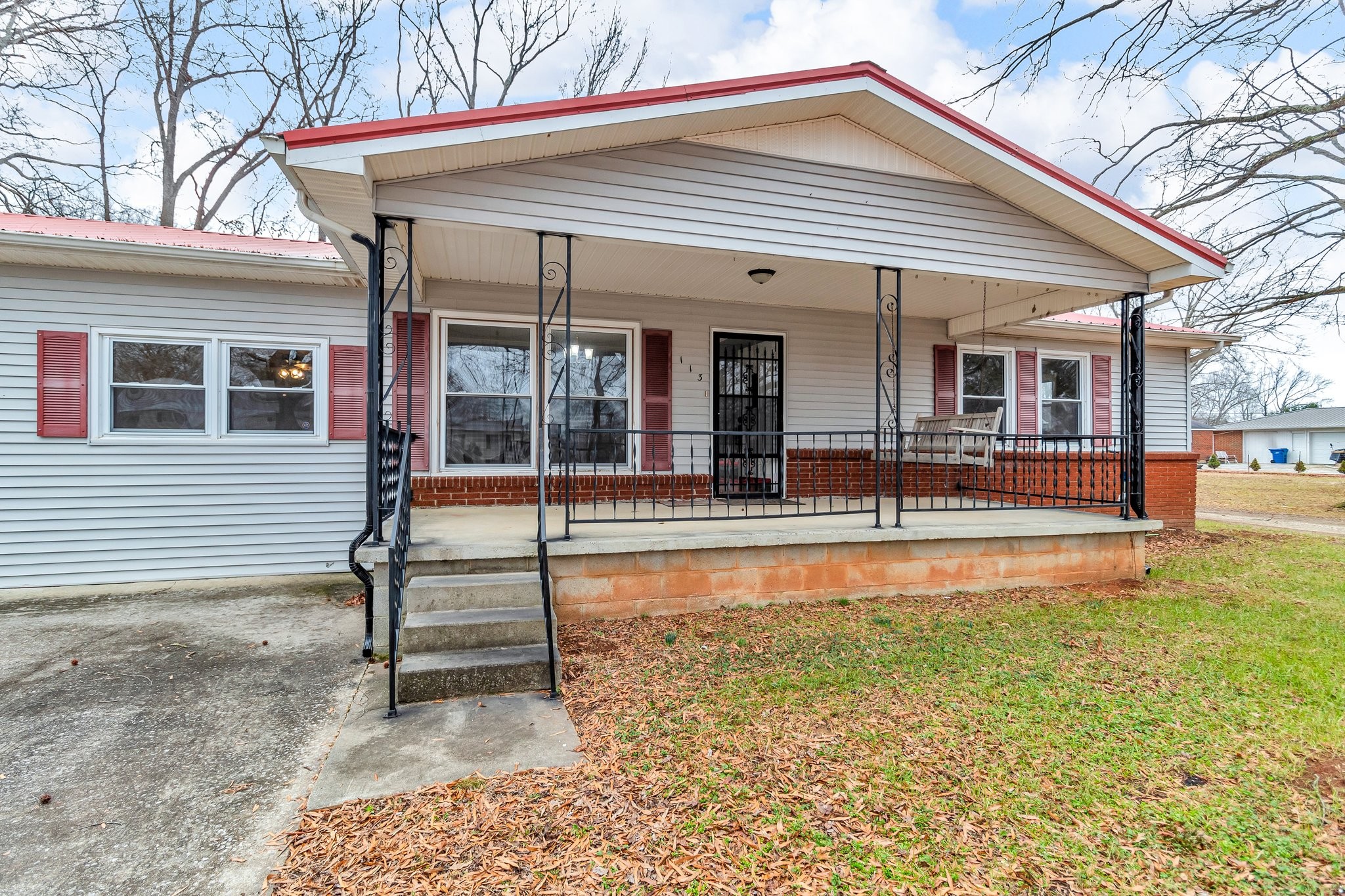 113 Oakwood Dr Property Photo