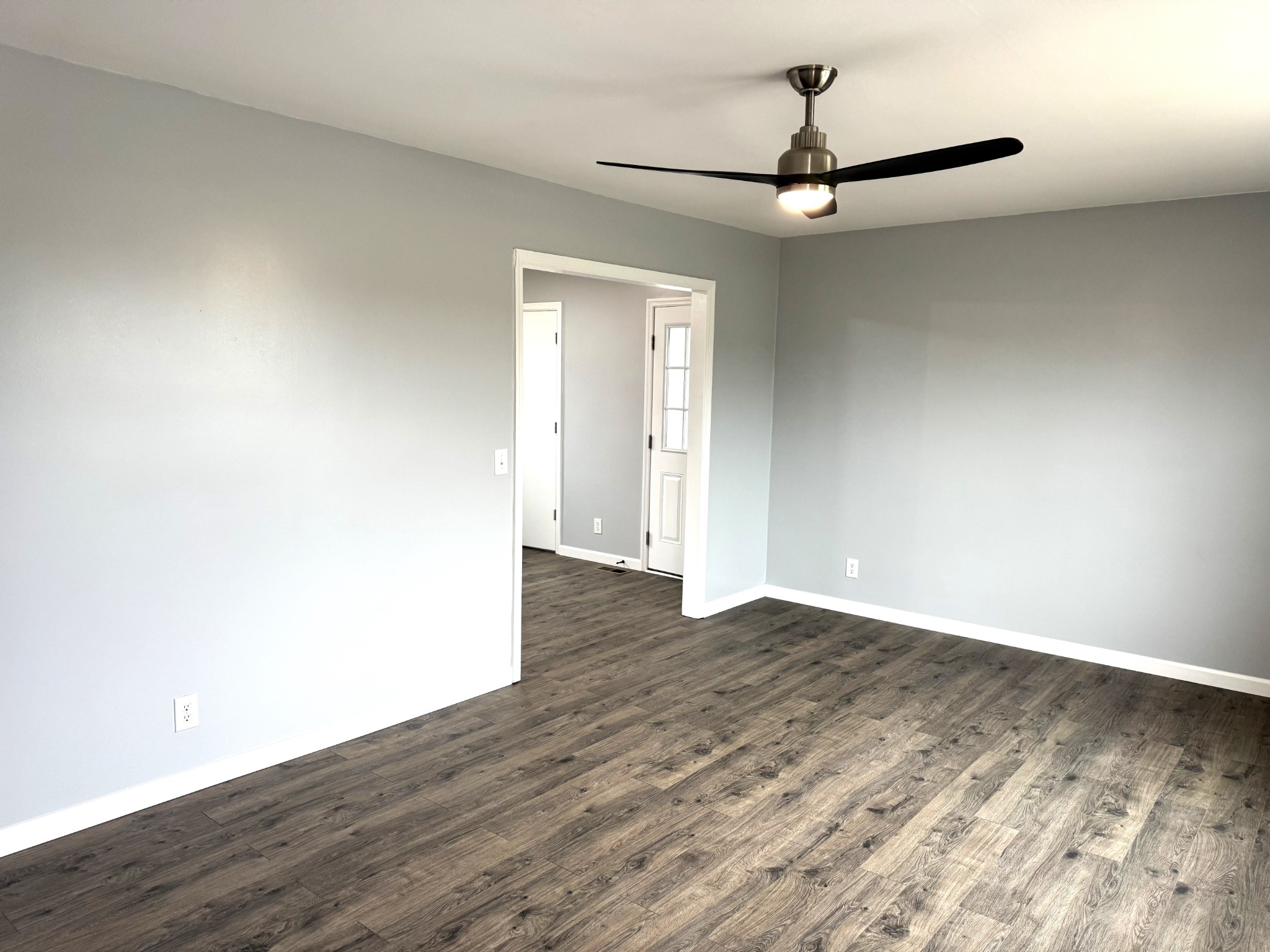 401 Dunnaway St Property Photo 3