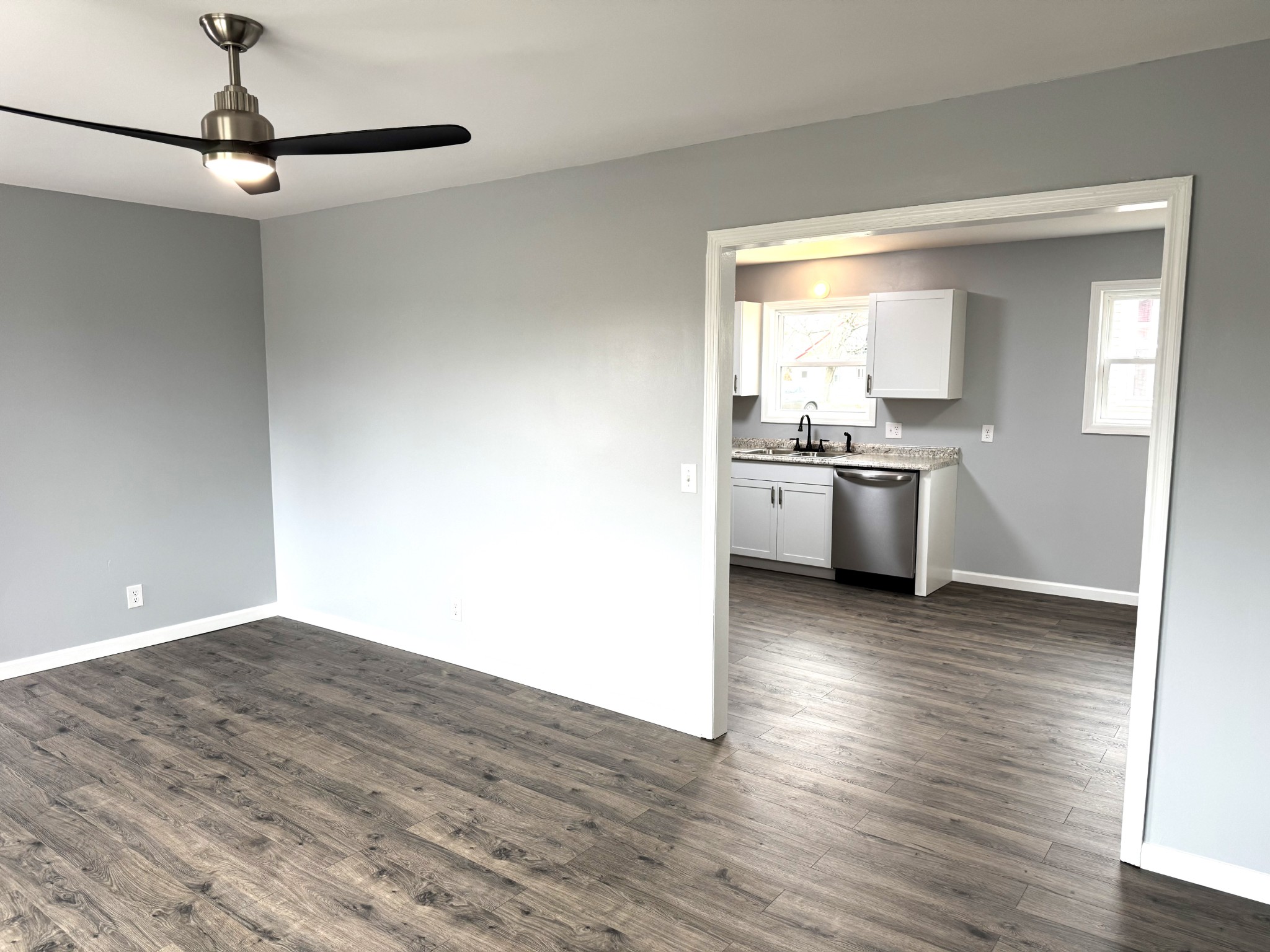 401 Dunnaway St Property Photo 4