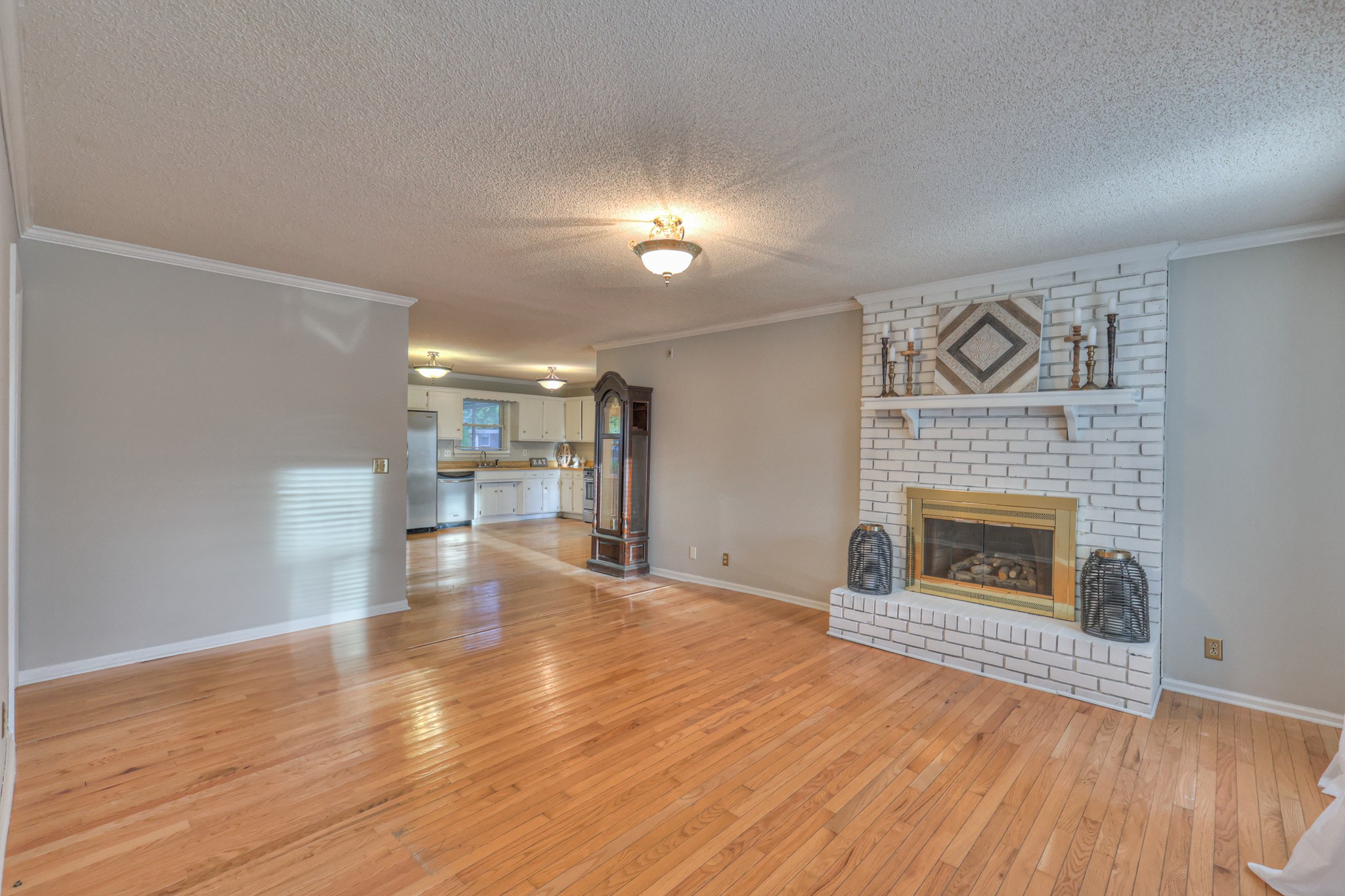 2146 Berkshire Ln Property Photo 5