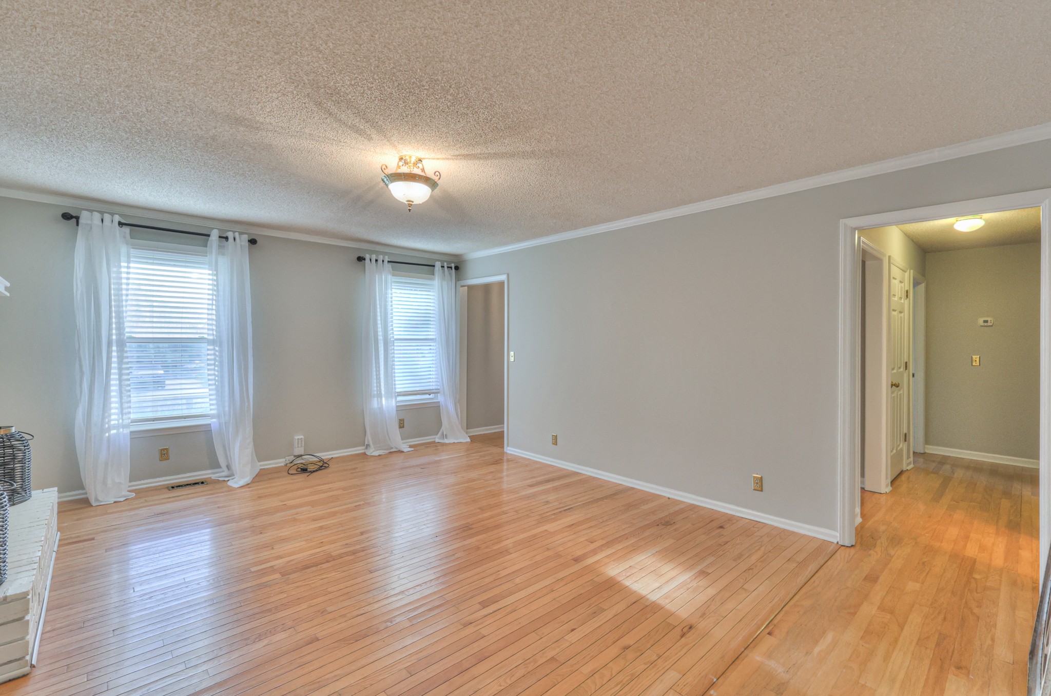 2146 Berkshire Ln Property Photo 6