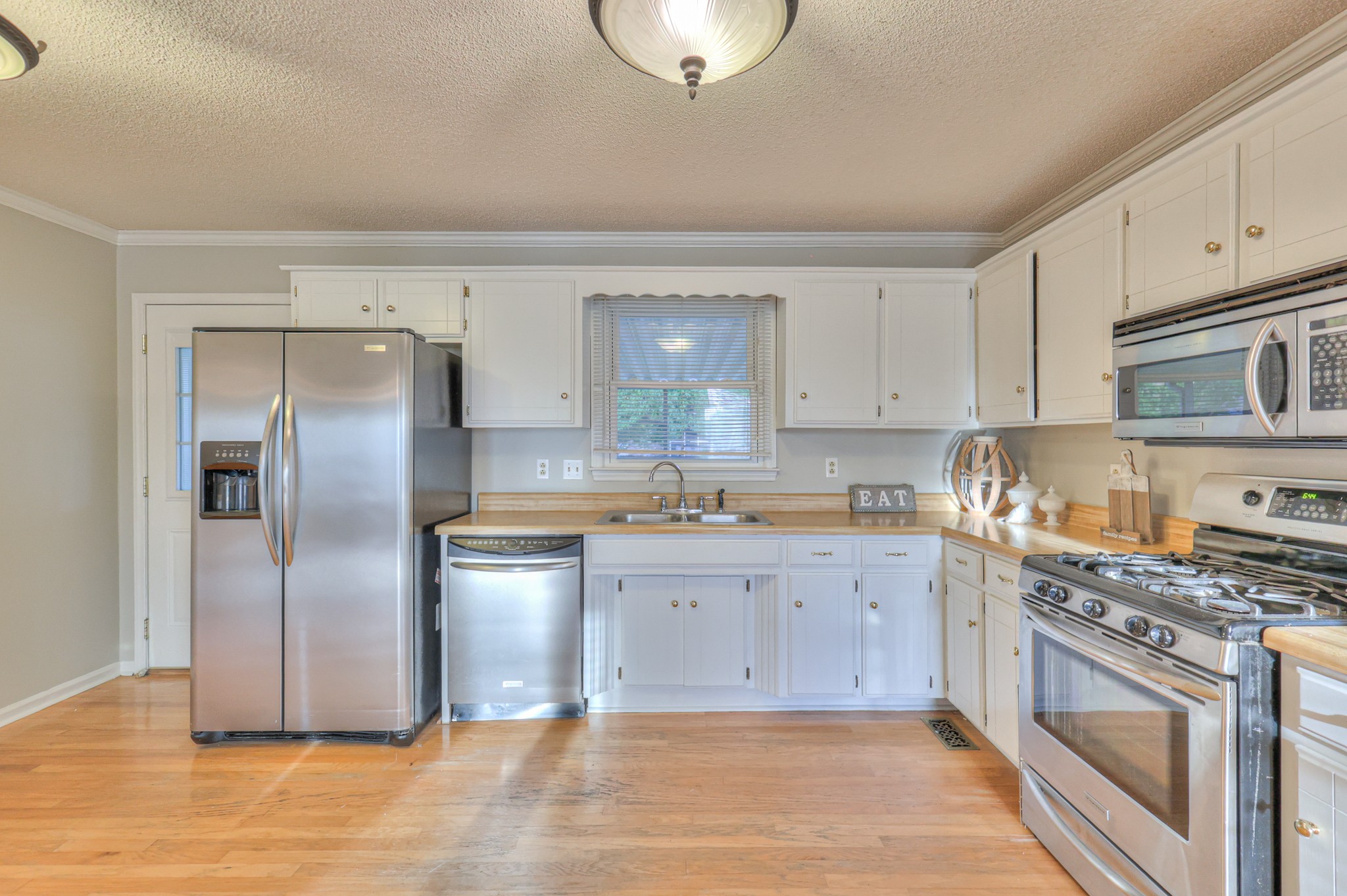 2146 Berkshire Ln Property Photo 9