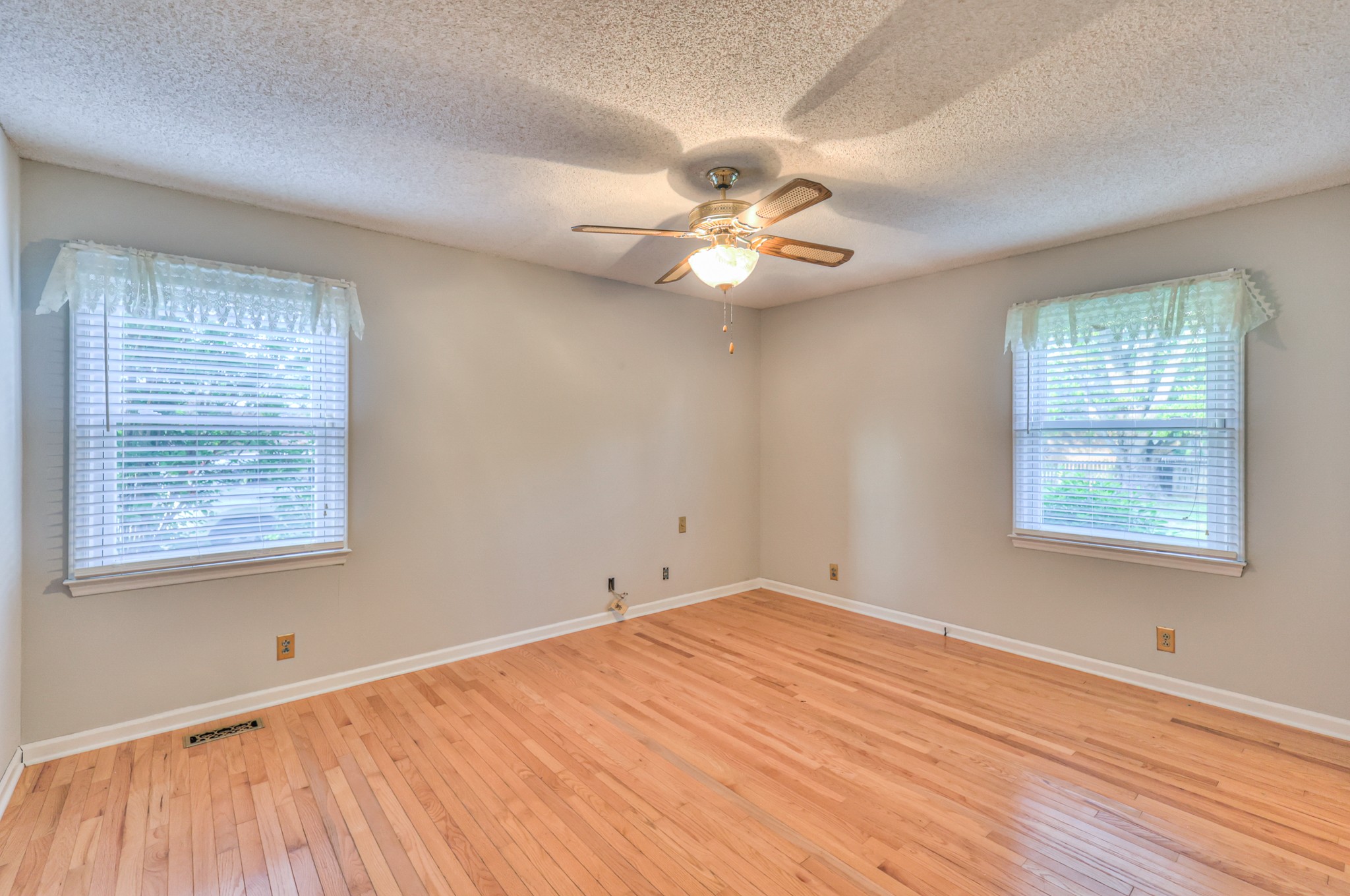 2146 Berkshire Ln Property Photo 15