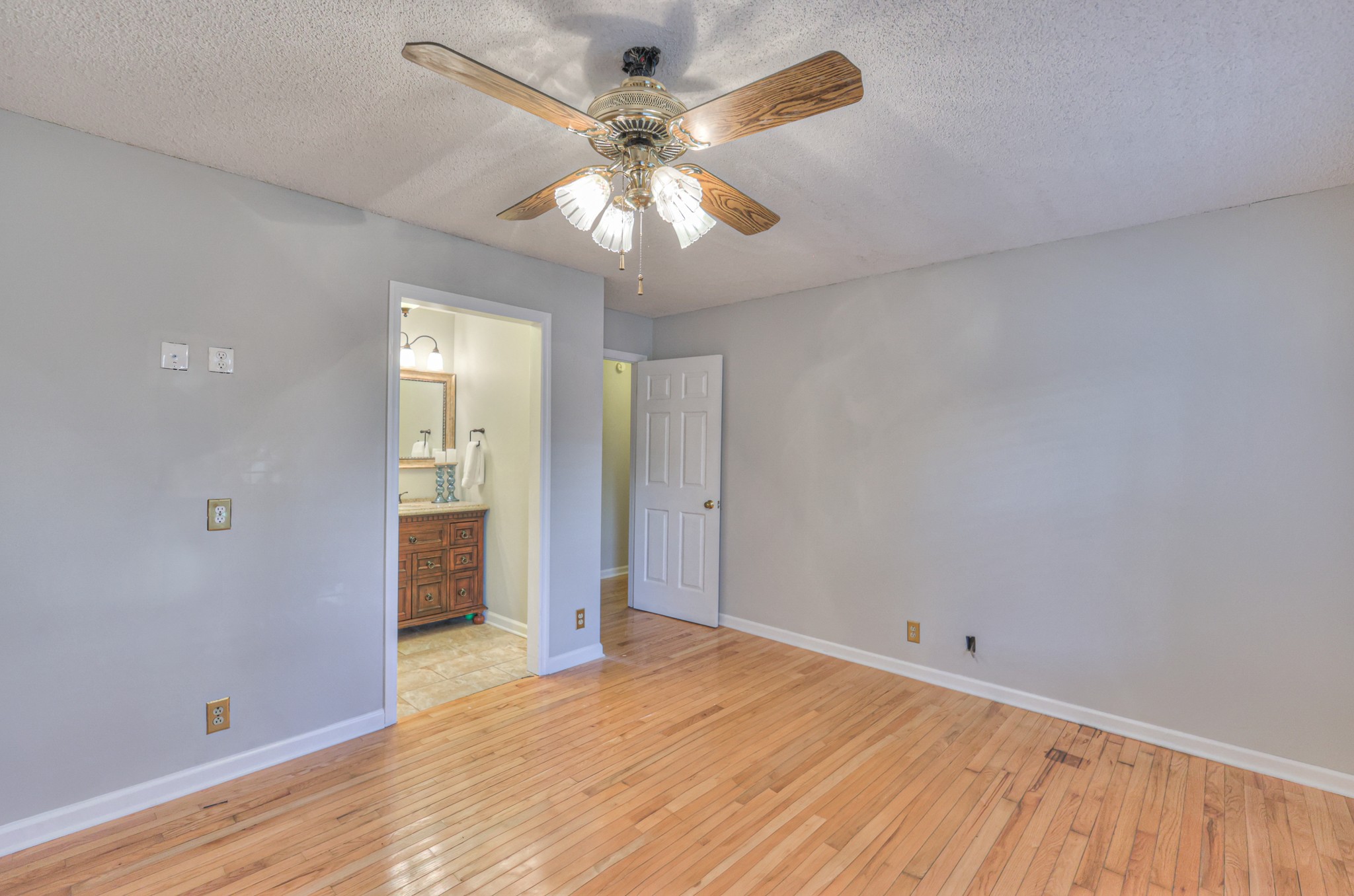 2146 Berkshire Ln Property Photo 20