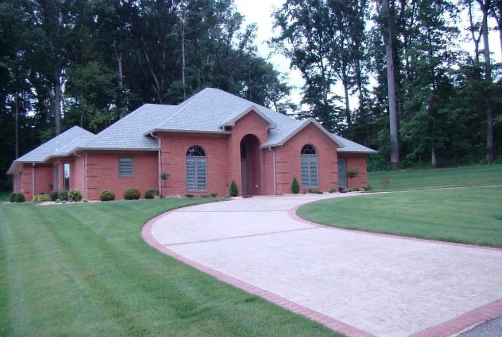 412 N Crestwood Dr Property Photo