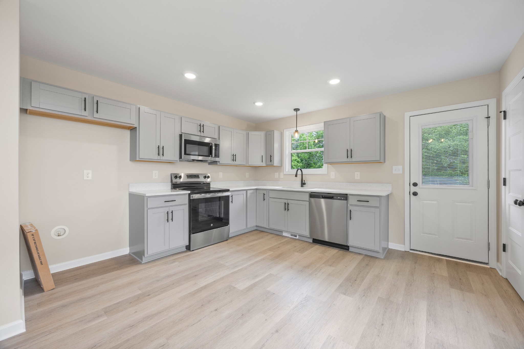 166 Oak St Property Photo 13