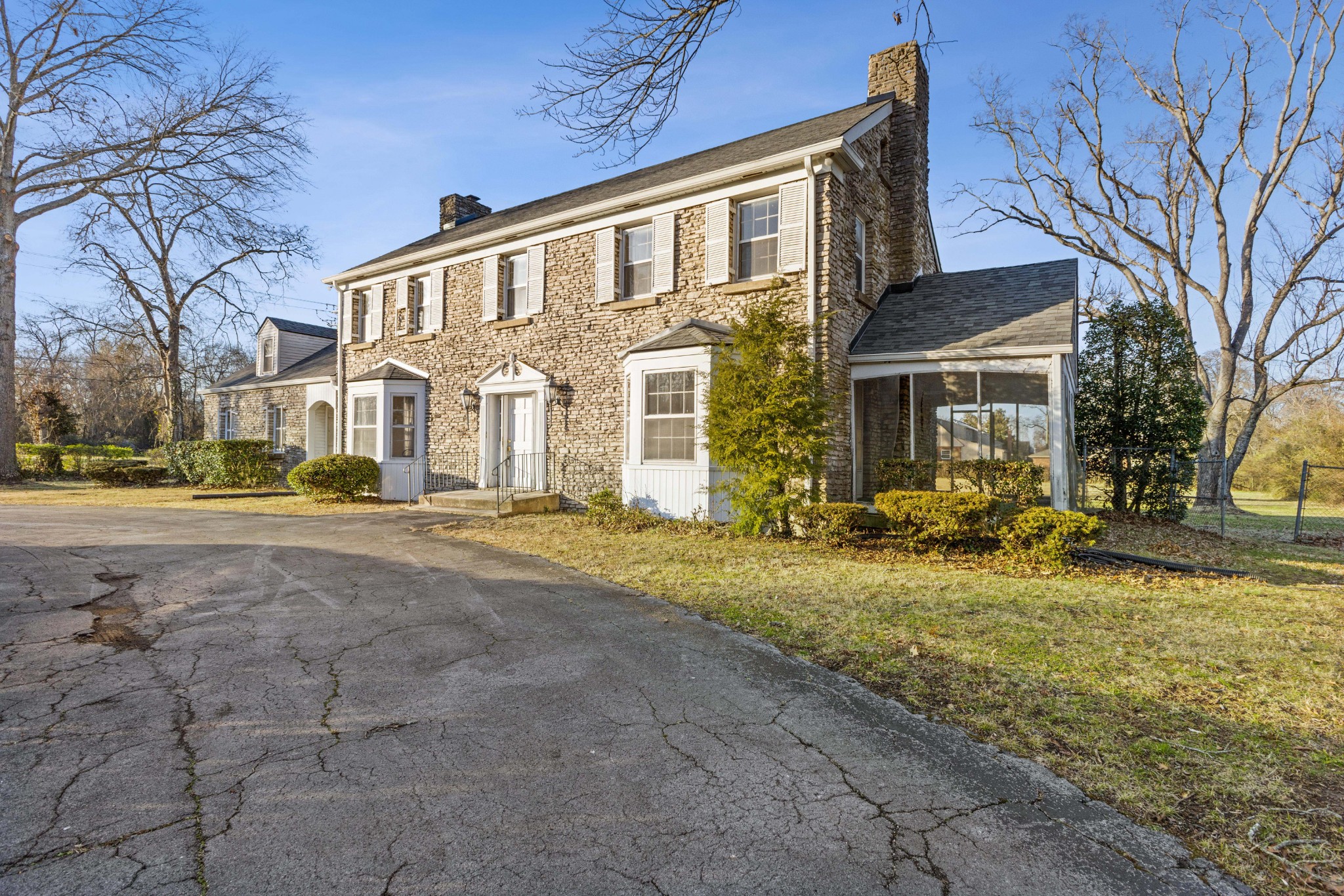 519 W Spring St Property Photo 4
