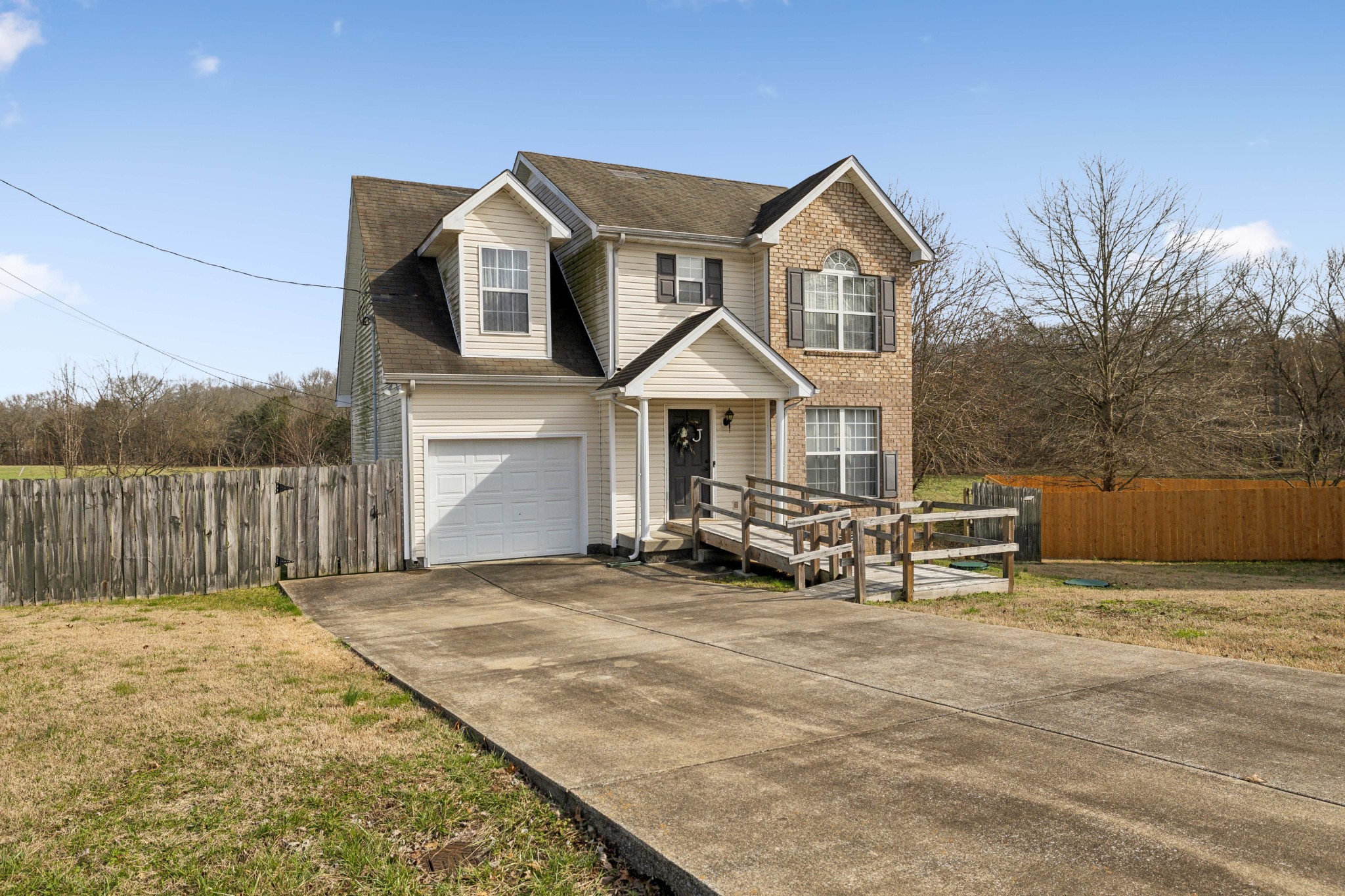 230 Breeze Dr Property Photo 1