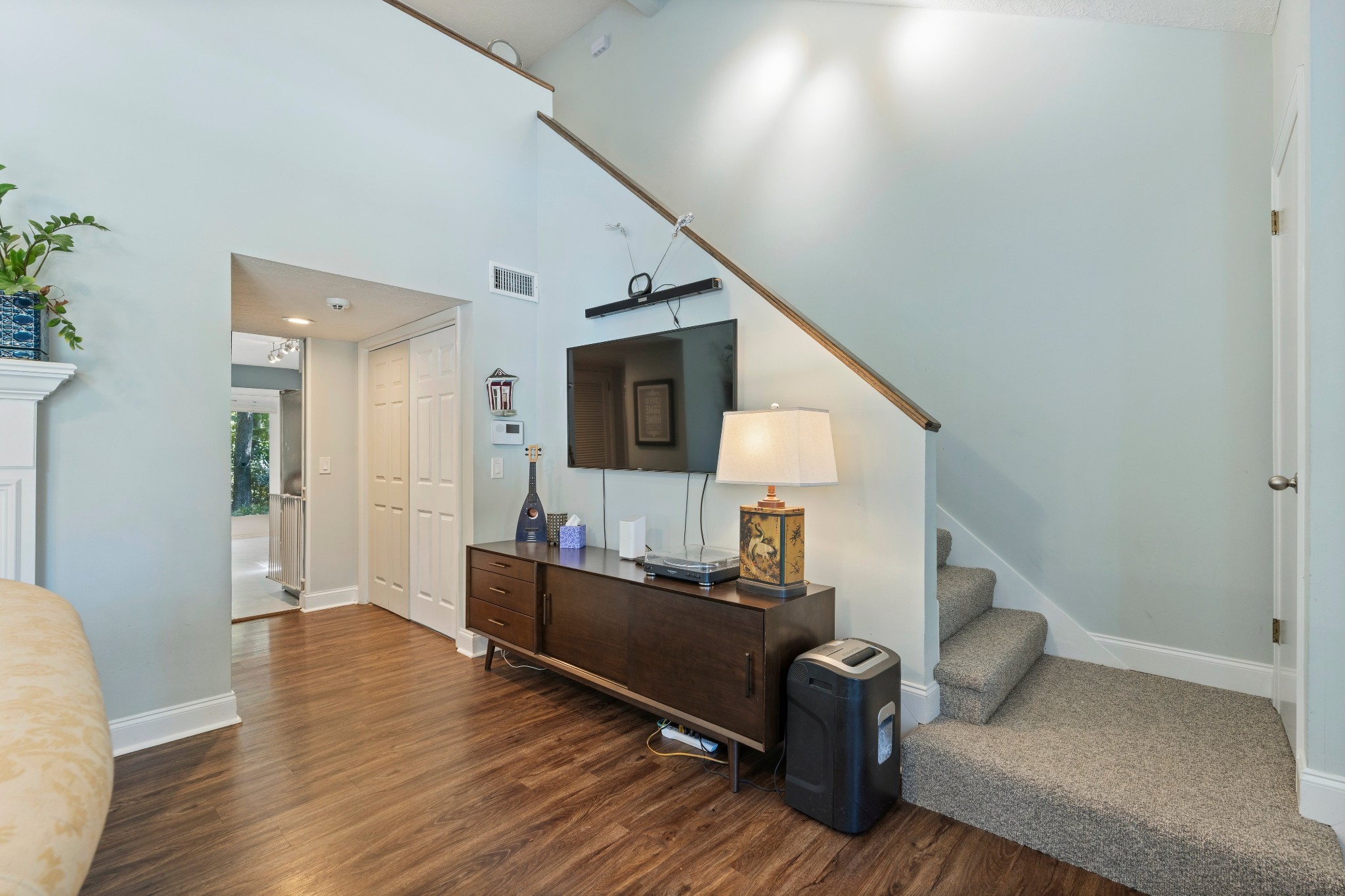 527 Stacy Square Ter Property Photo 8