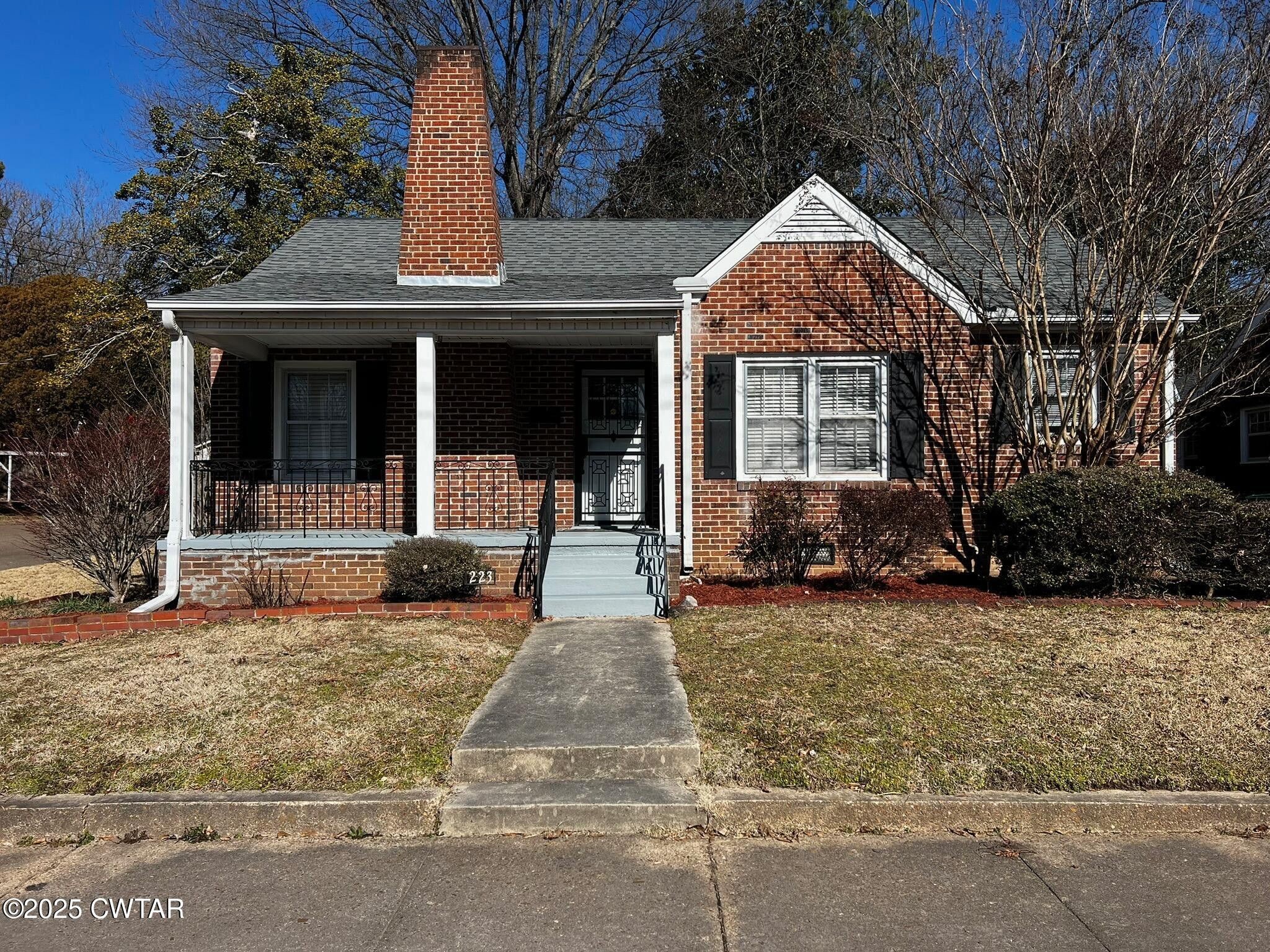 223 W Grand St Property Photo