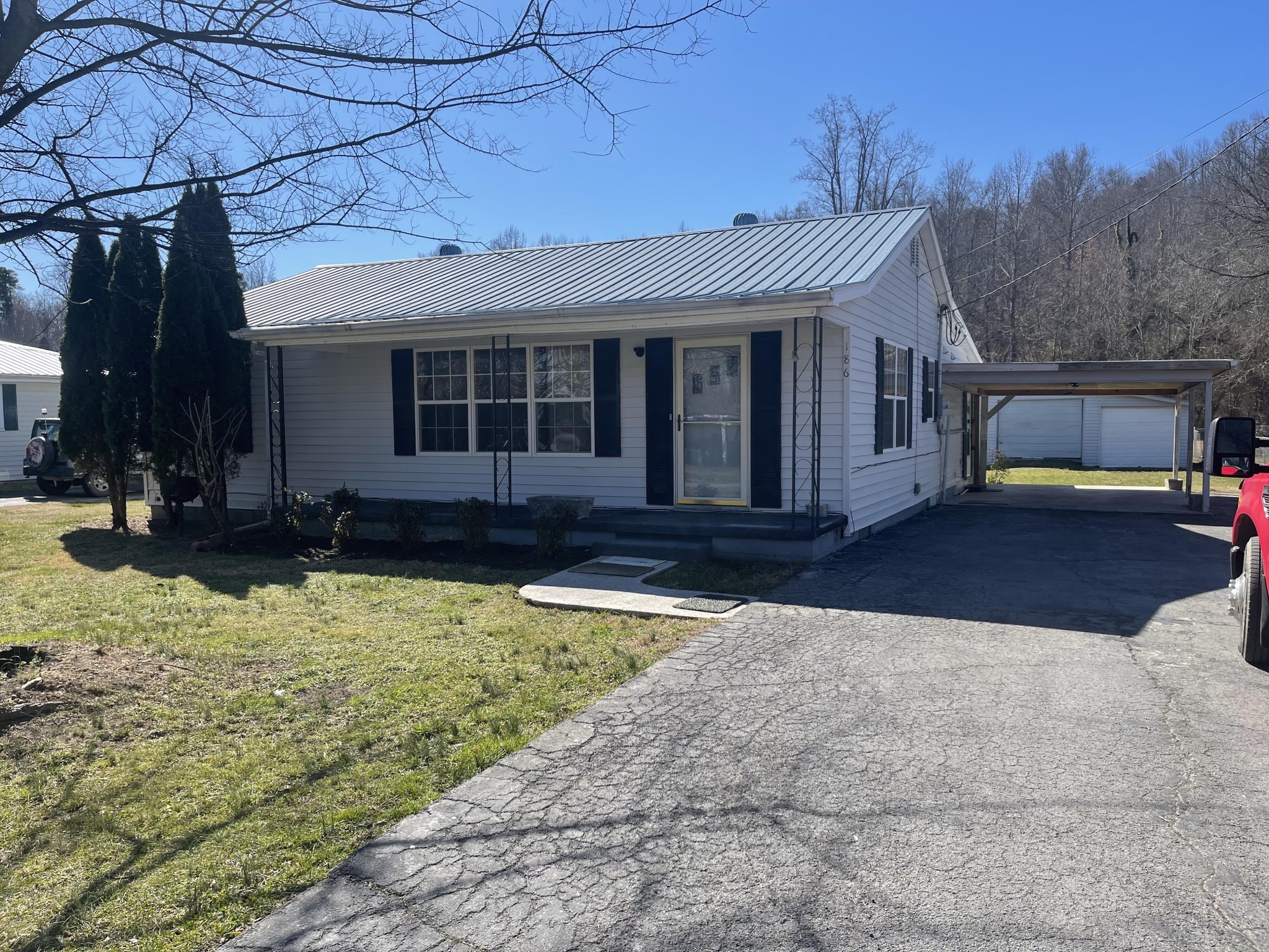 186 Evans Ave Property Photo