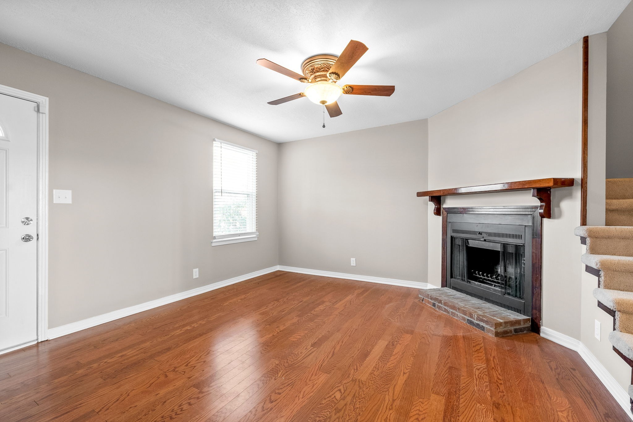 933 Kingsbury Dr Property Photo 6