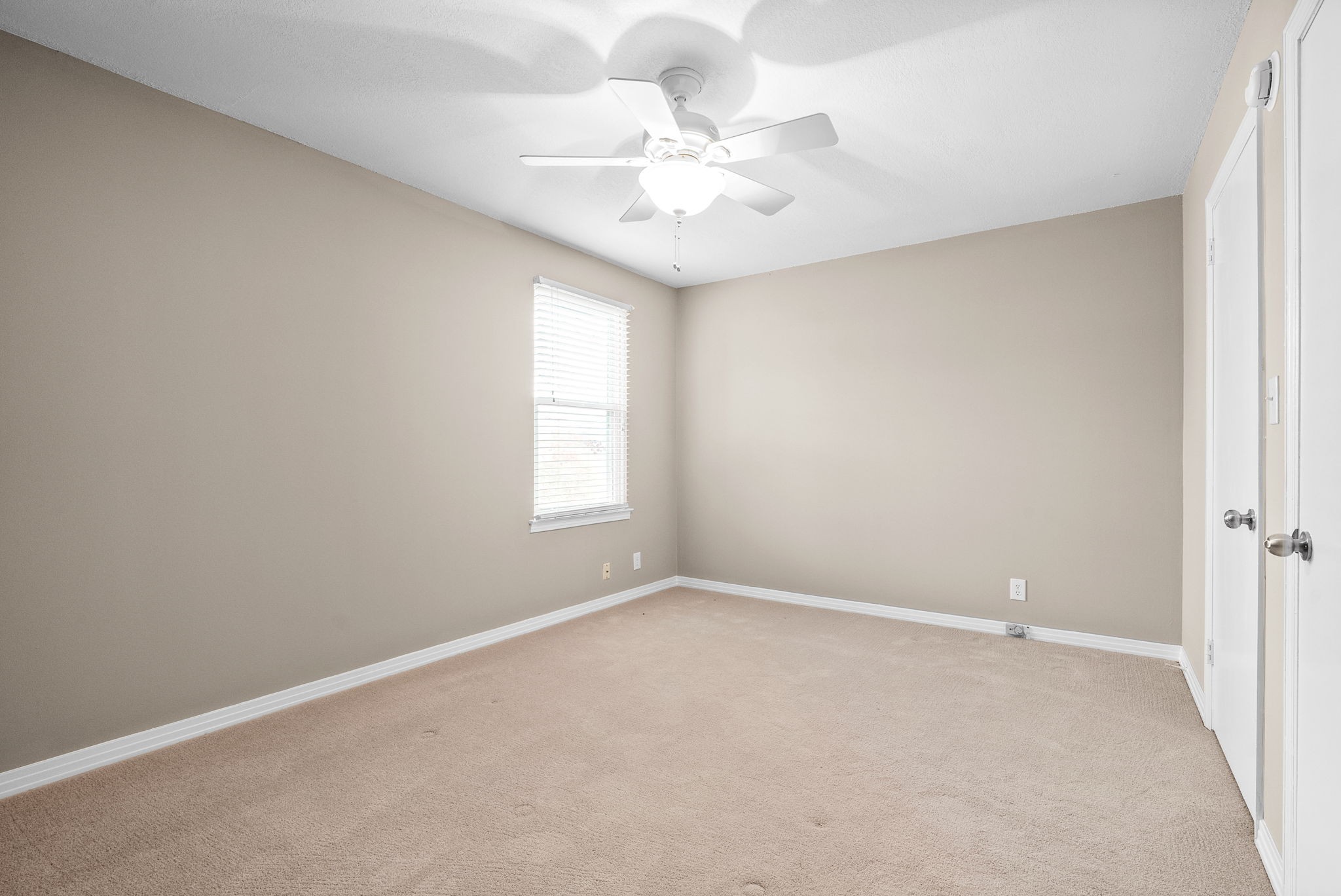 933 Kingsbury Dr Property Photo 14