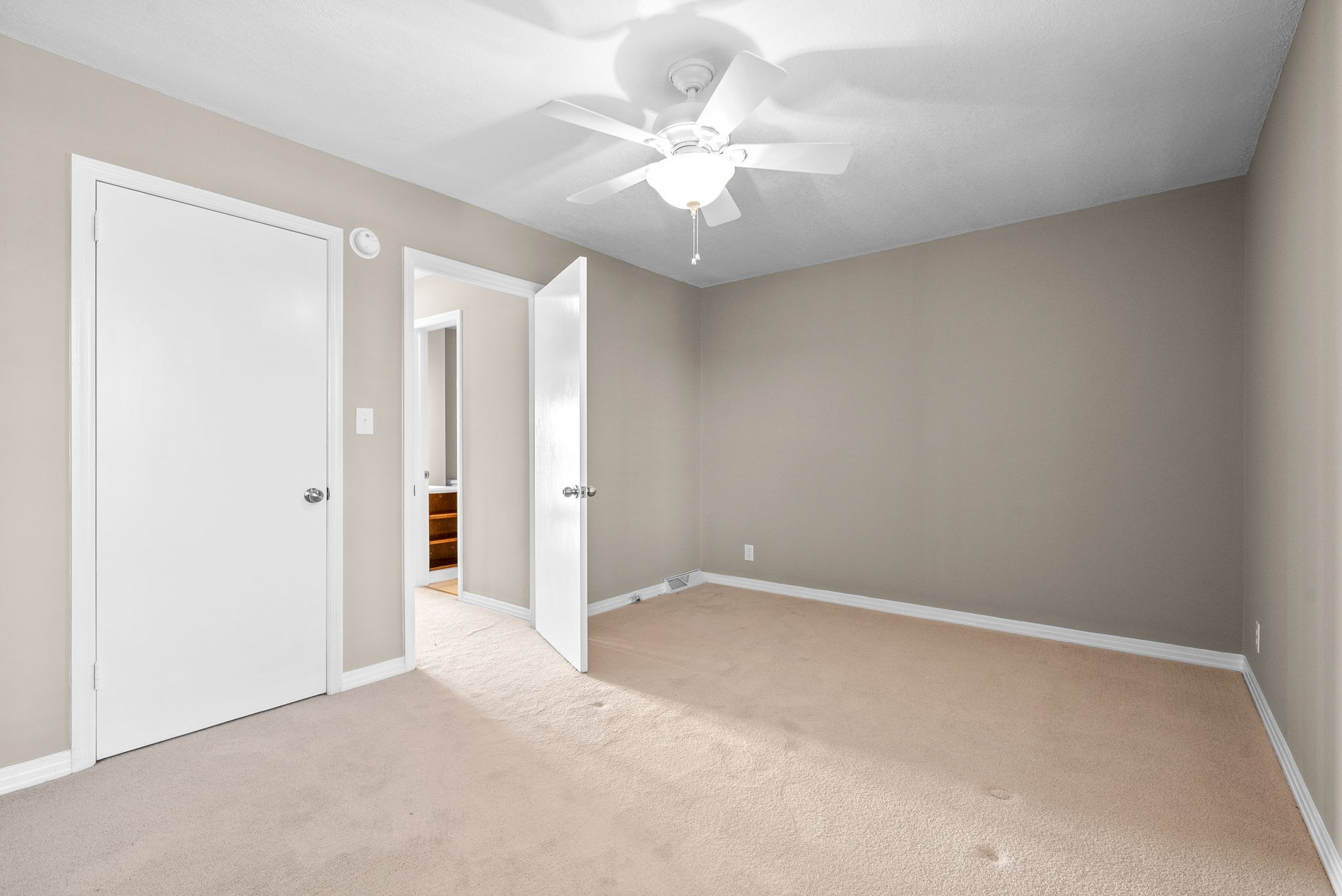 933 Kingsbury Dr Property Photo 15