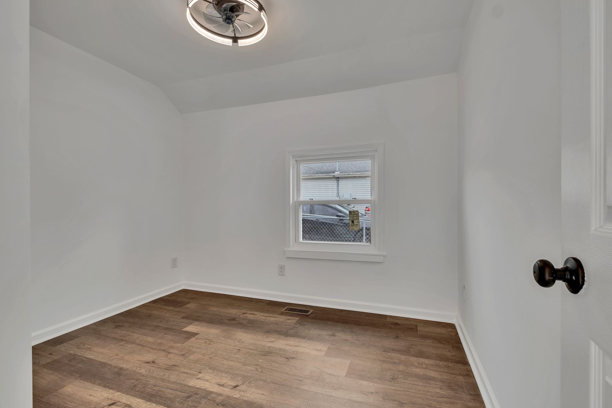 649 W Eastland St Property Photo 17
