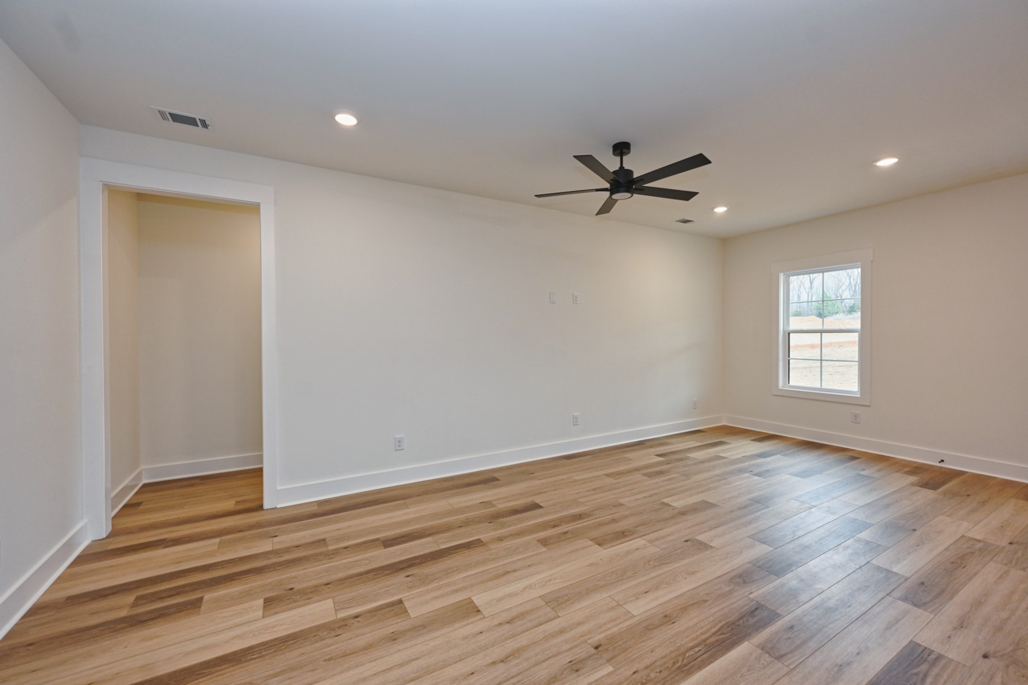 1092 Angus Way Property Photo 10