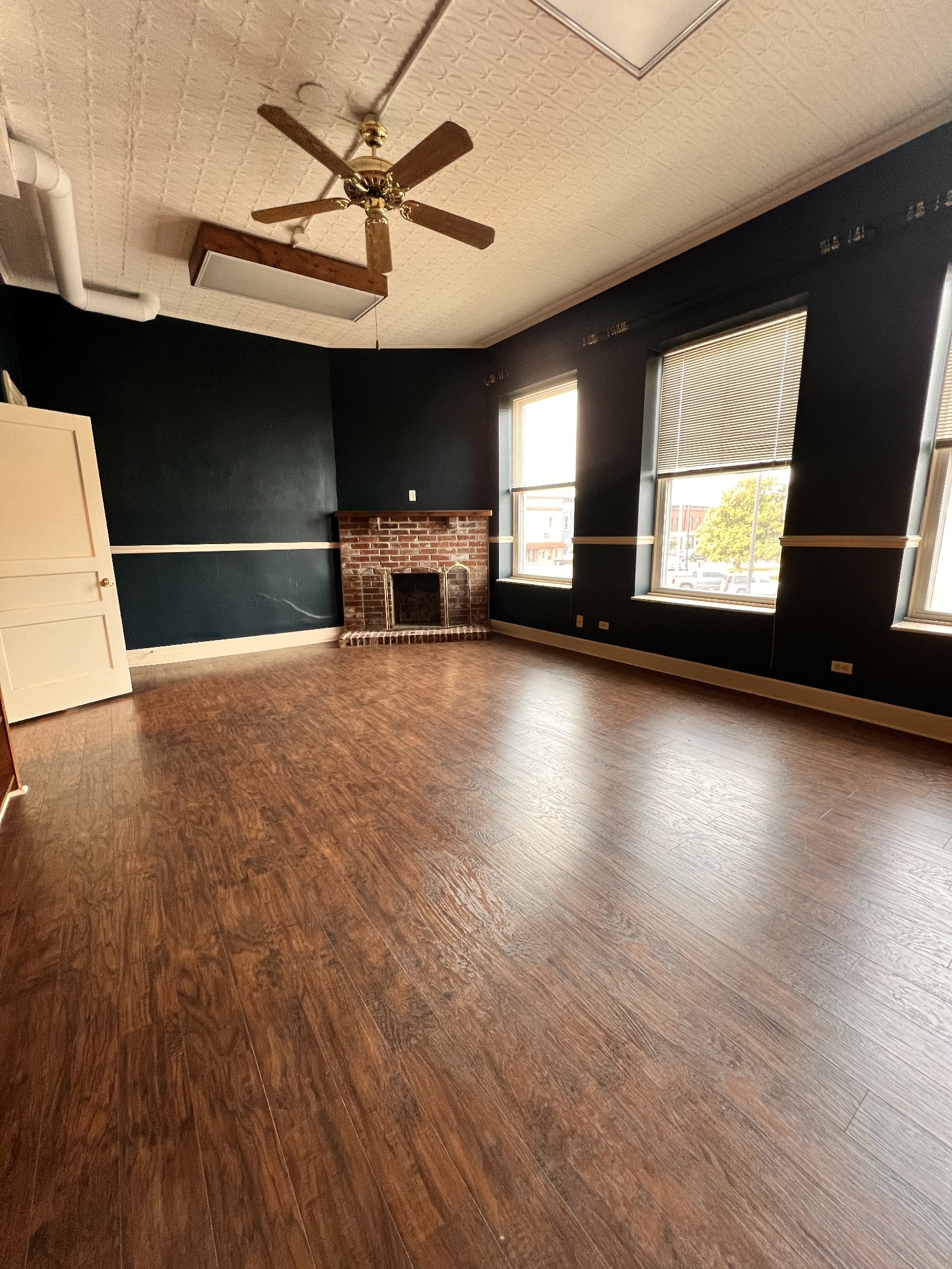 112 Public Sq, E Property Photo 1