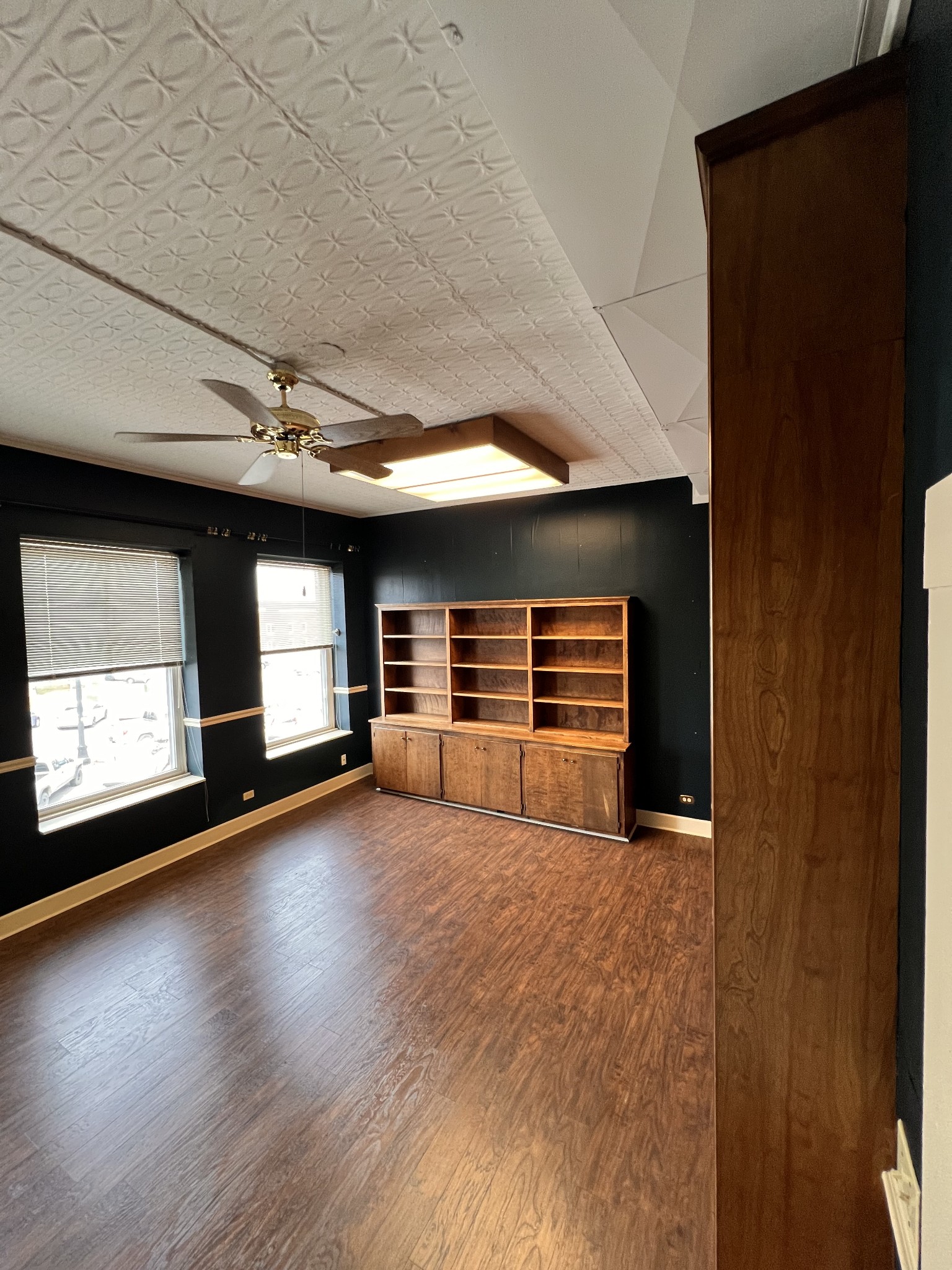 112 Public Sq, E Property Photo 2