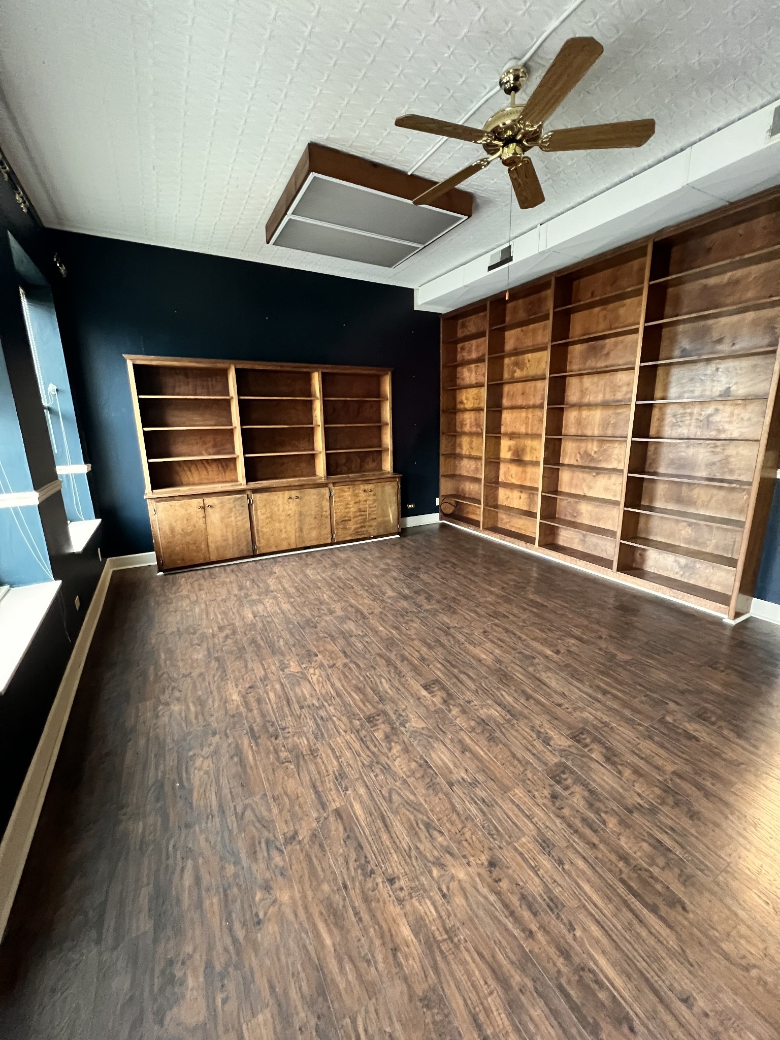 112 Public Sq, E Property Photo 3