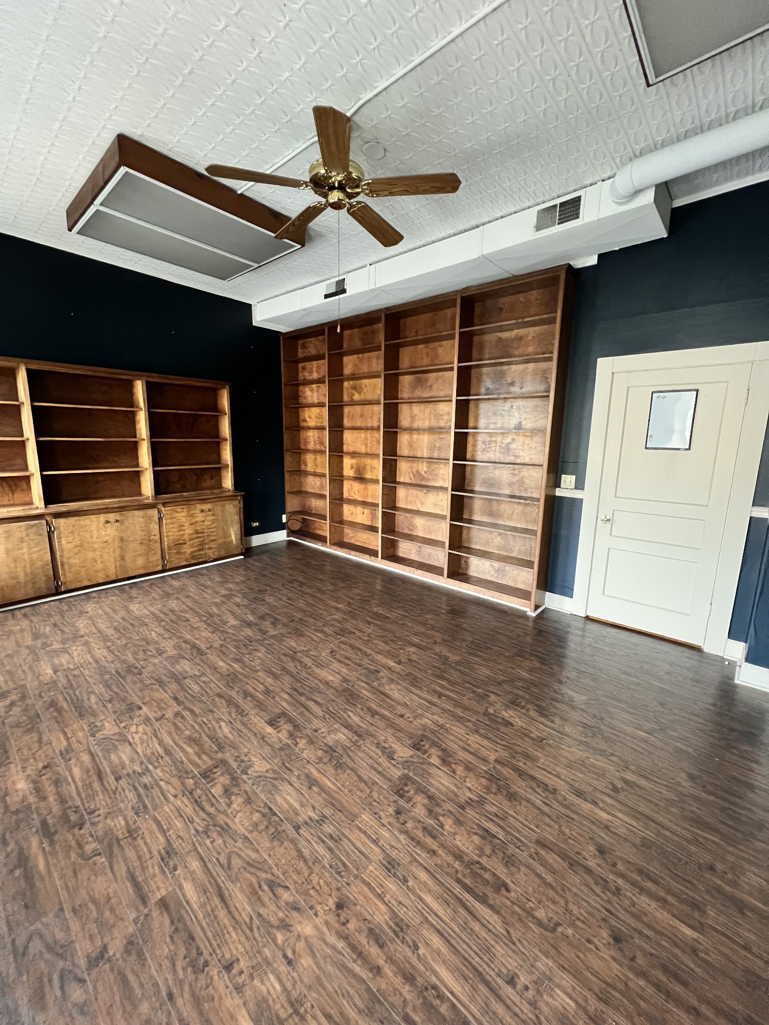112 Public Sq, E Property Photo 5