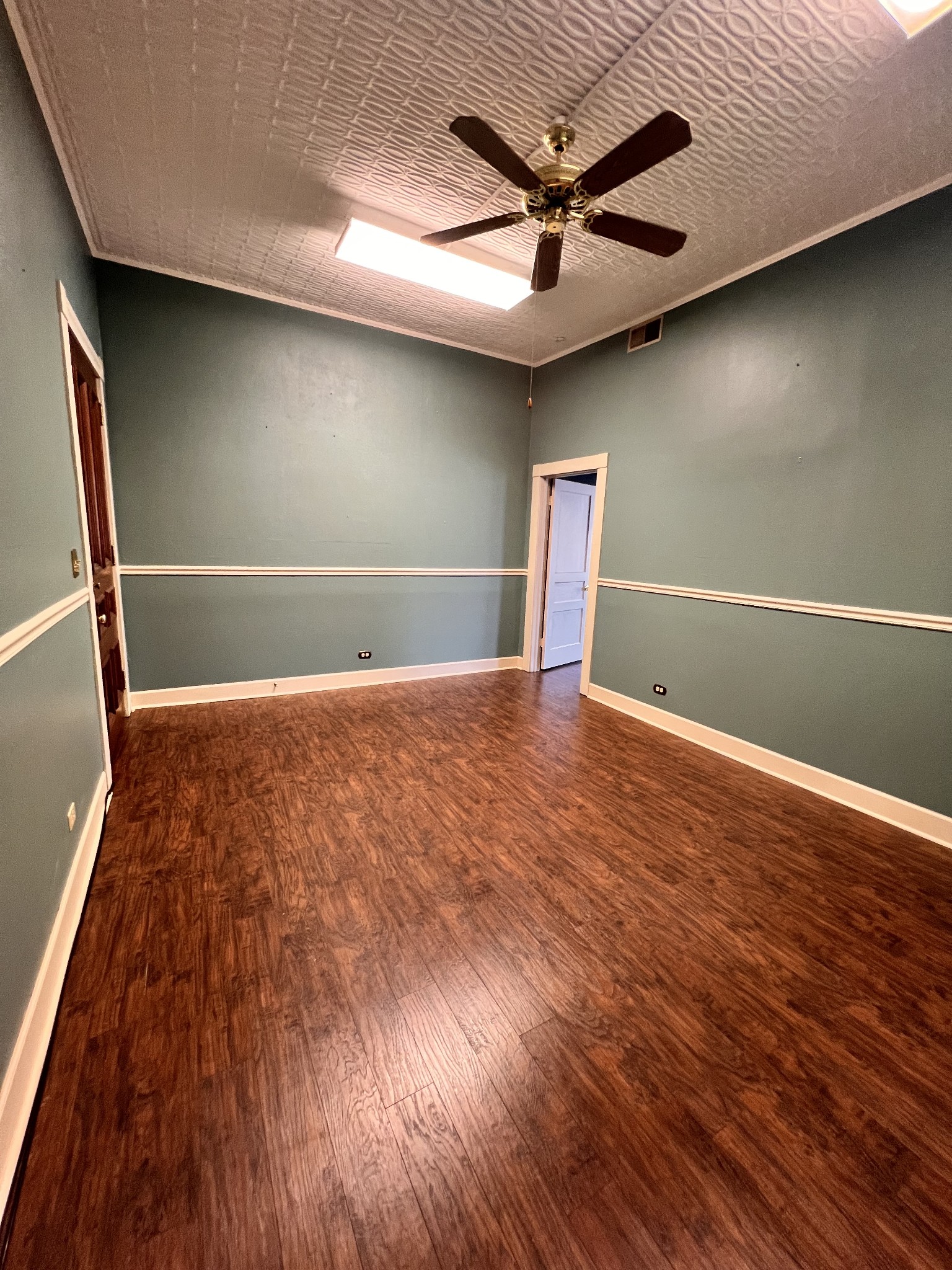 112 Public Sq, E Property Photo 6