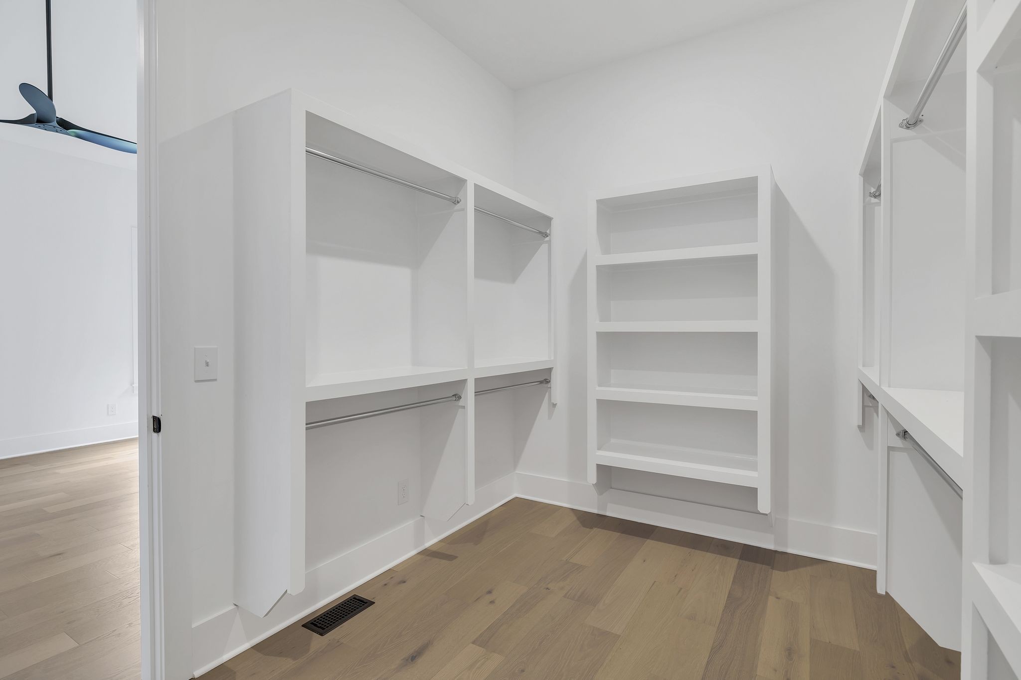 1607 Martha Washington Way Property Photo 25