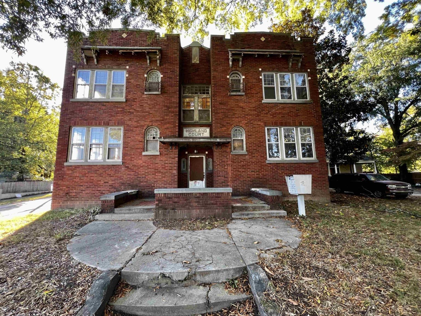 907 N Highland Ave Property Photo 1