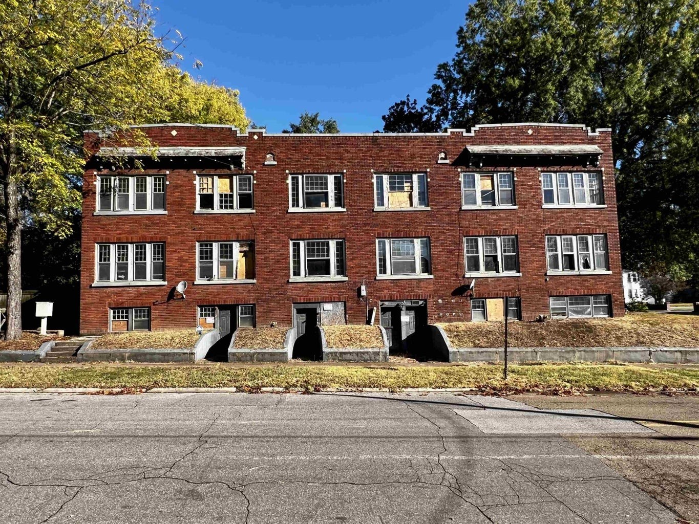 907 N Highland Ave Property Photo 3