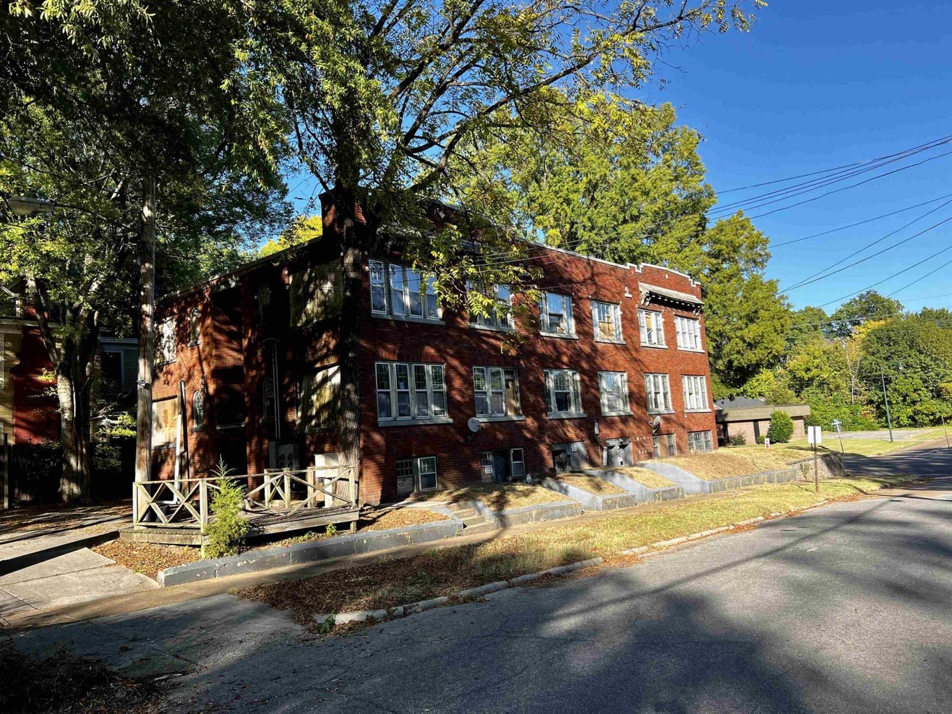 907 N Highland Ave Property Photo 4