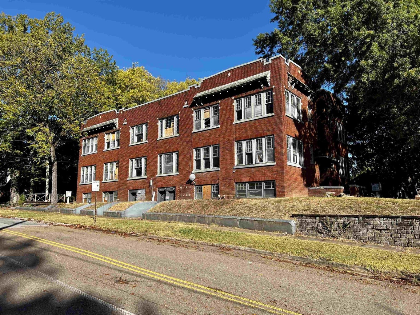 907 N Highland Ave Property Photo 18