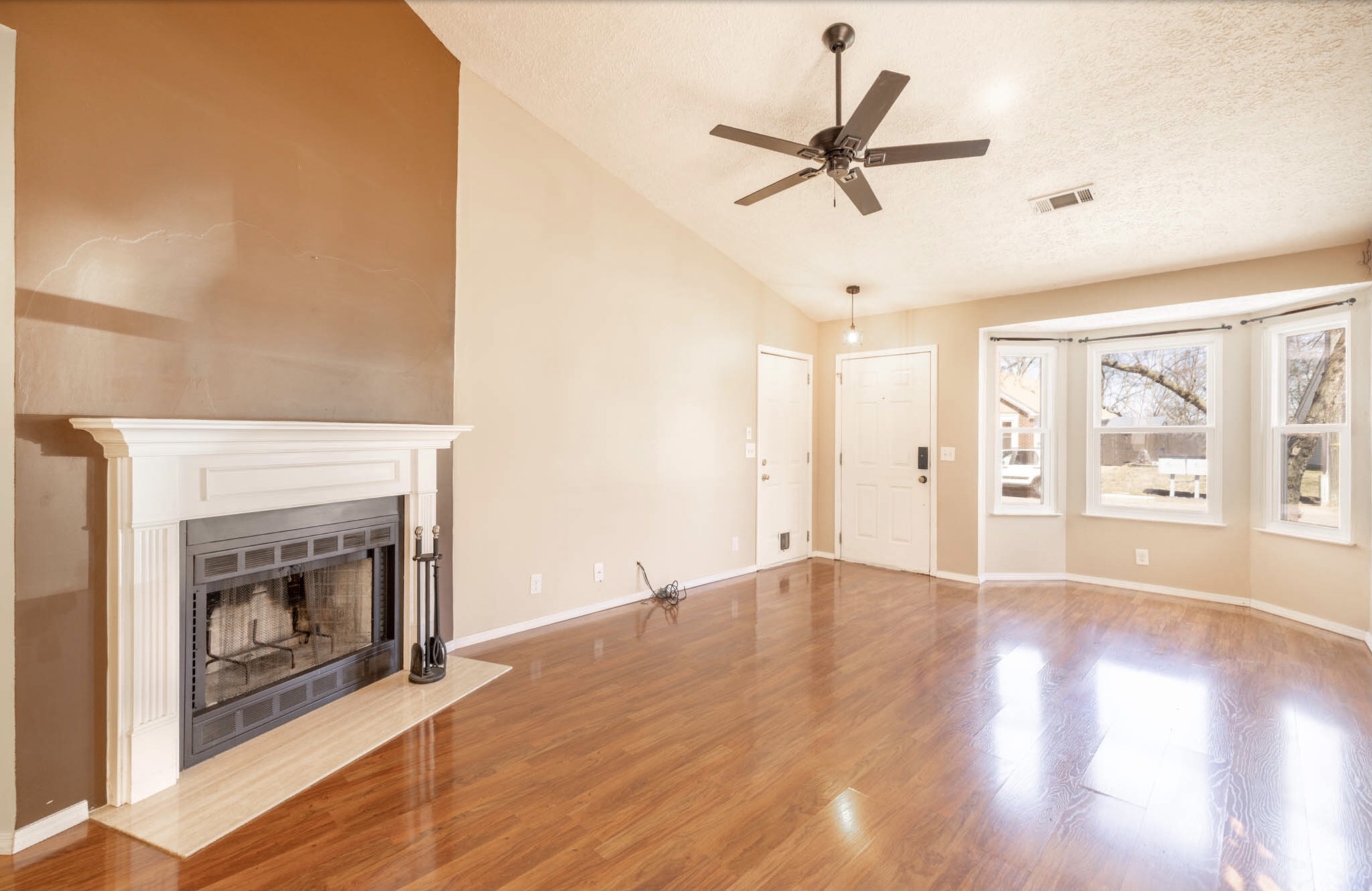 2341 Benay Rd Property Photo 6